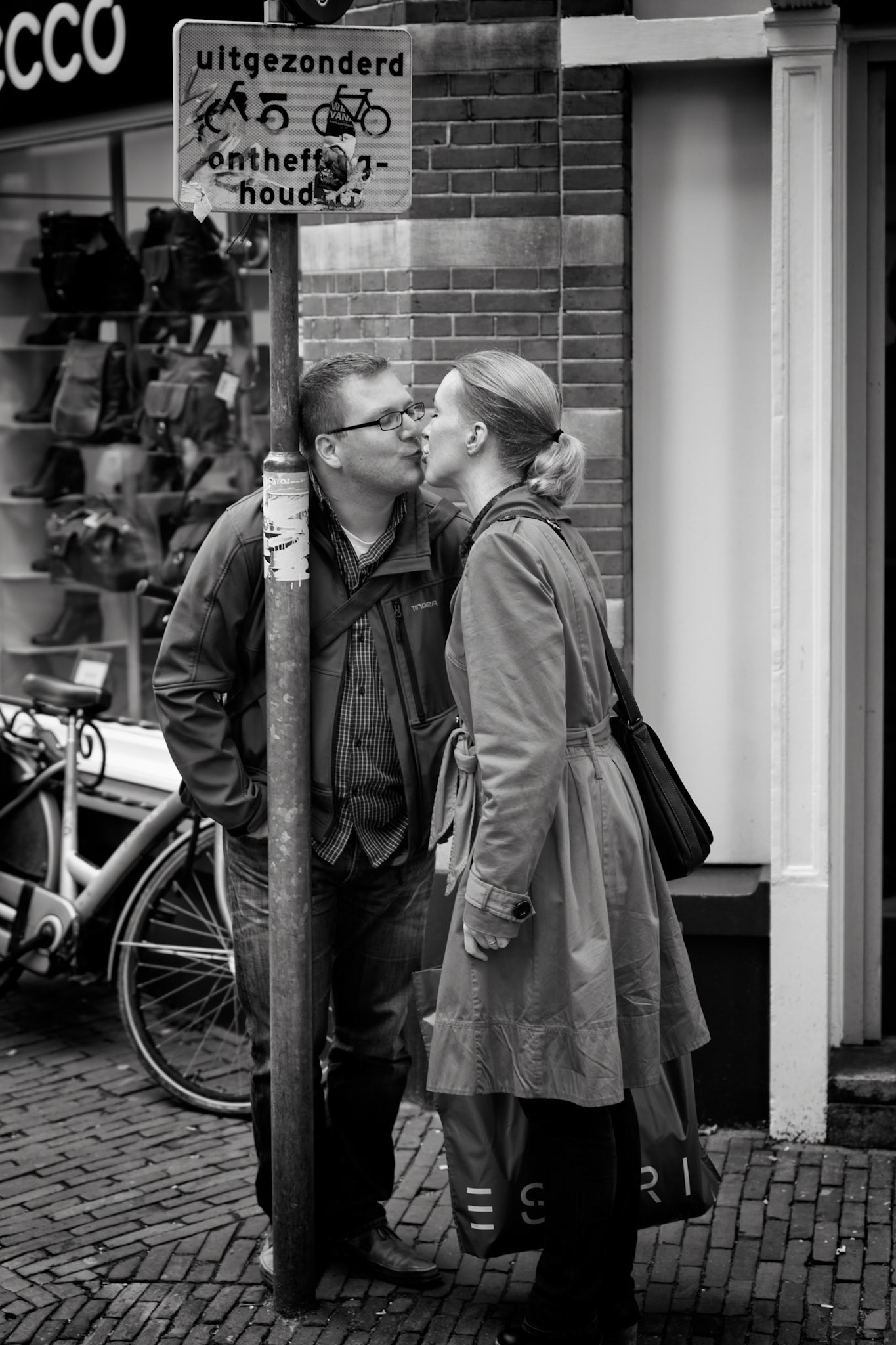 "Excuse me, I just saw you kissing and took a picture" "that's ok" "so why the kiss?" "no special occasion other than we're totally happy with each other" Liesbeth and Rick (both 33). .  #utrecht #humansofutrecht ©Paul Piebinga 2013