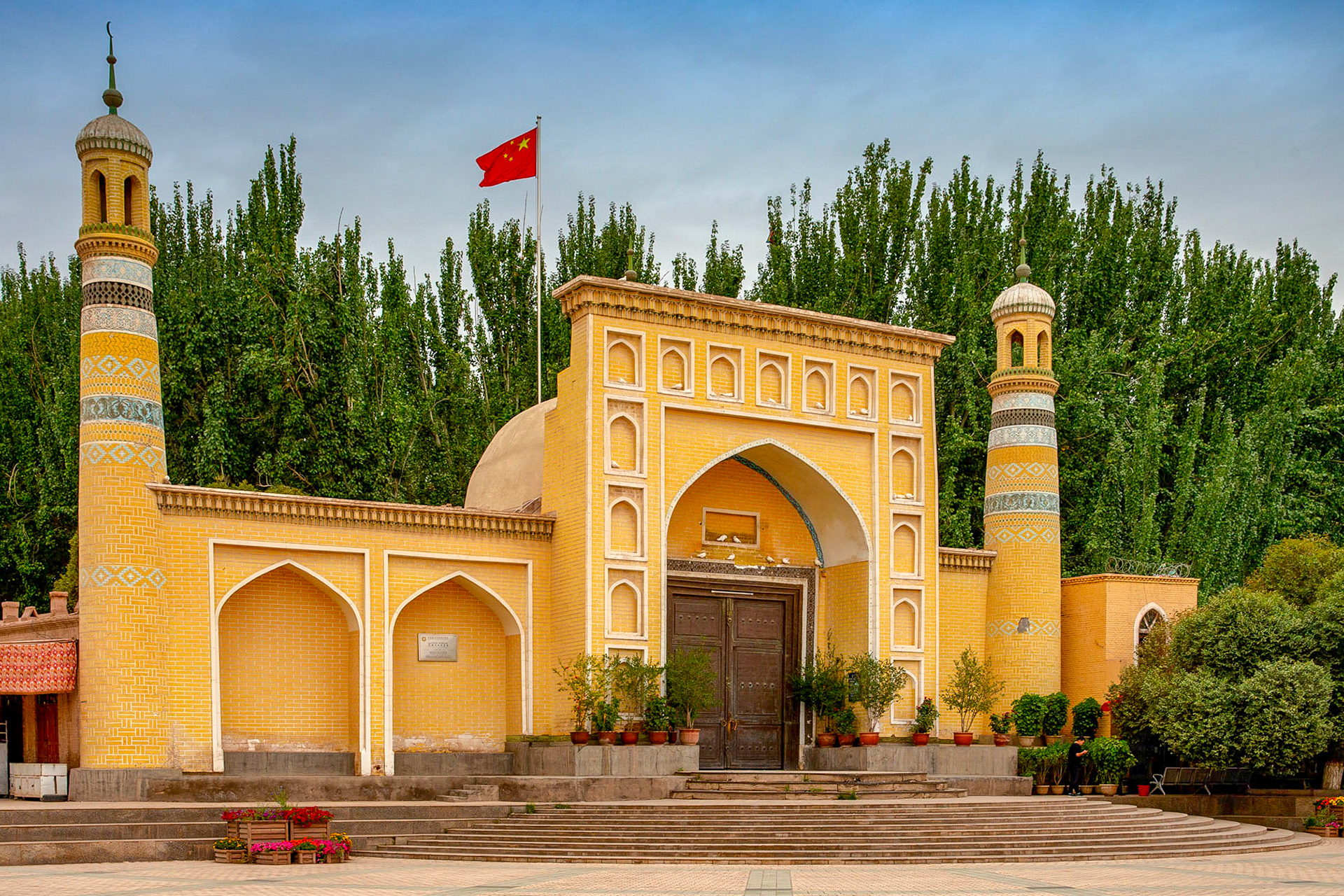 Grand mosque of Kashgar, Xinjiang, China, chinese flag on top.