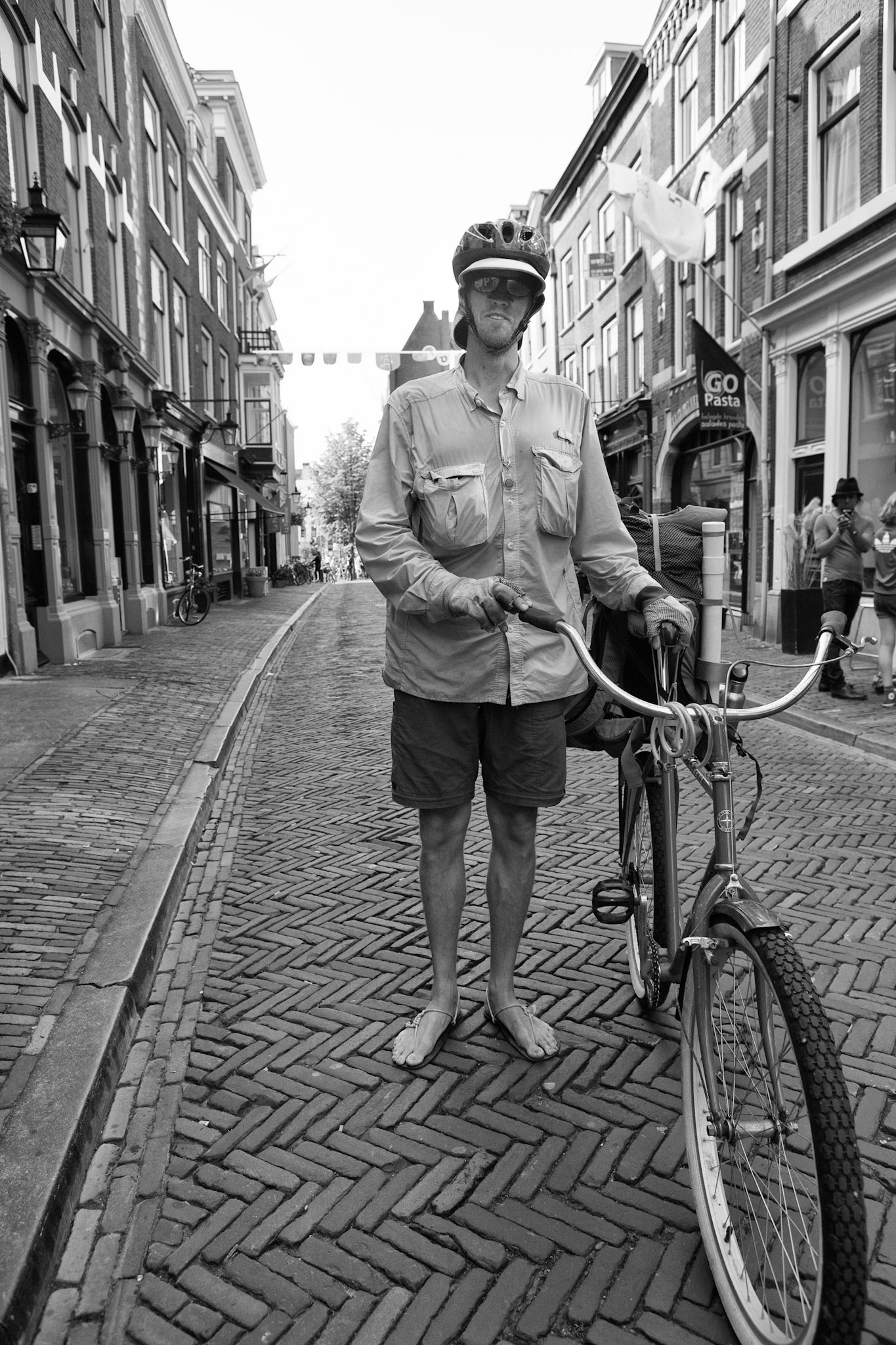 Meet Colin. From California. Wearing strange shoes (the best for biking he tells me). He is wearing sunglasses, a sun shield had and on top of that a bicycle safety helmet. "where are you going". "I'm just walking around and then I will drive out of town to find a quiet park to sleep in" " A park?" "Yes, I travel low-budget." "to where".. "first to Berin (mind you.. that's 600kilometer) and then from Berlin I jong