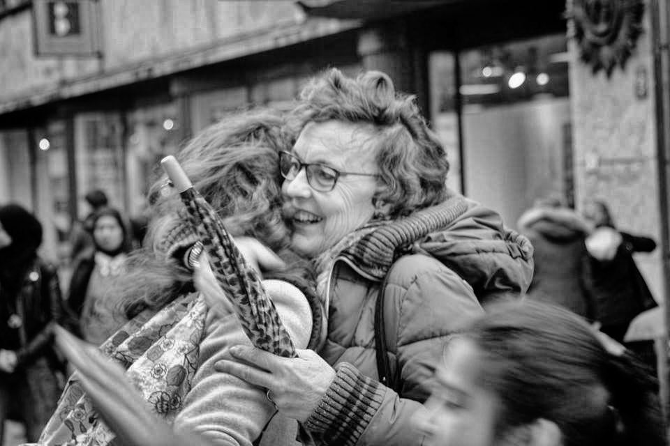 Yara Vrolijks: The smallest act of kindness can change some ones day entirely. This thing happened to me when I was in London three years ago and somehow it always stuck with me. It was during rush hour and the bus was filled with passengers. It was a bit dreadful, but the busdriver greeted me kindly and asked how my day was. The way he looked straight into my eyes touched me. Even though it was such a short moment, i felt that he genuinely cared. He gave me attention and I believe that this bonding with others is what makes us truly happy. Many students nowadays are so focused on getting good grades, or building up their cv, that they forget what is really important to them. This is why I came up the idea of the MIND conference (Academiegebouw 28 th November). I wanted to inspire young people to explore the value of compassion in their professional and private lives. It's a day with speakers from fields like business, education and health care. They talk about how they succesfully applied compassion in their work and hopefully this event will inspire people to find their own way of being compassionate and happy. For more information on the conference: www.mindconference.eu