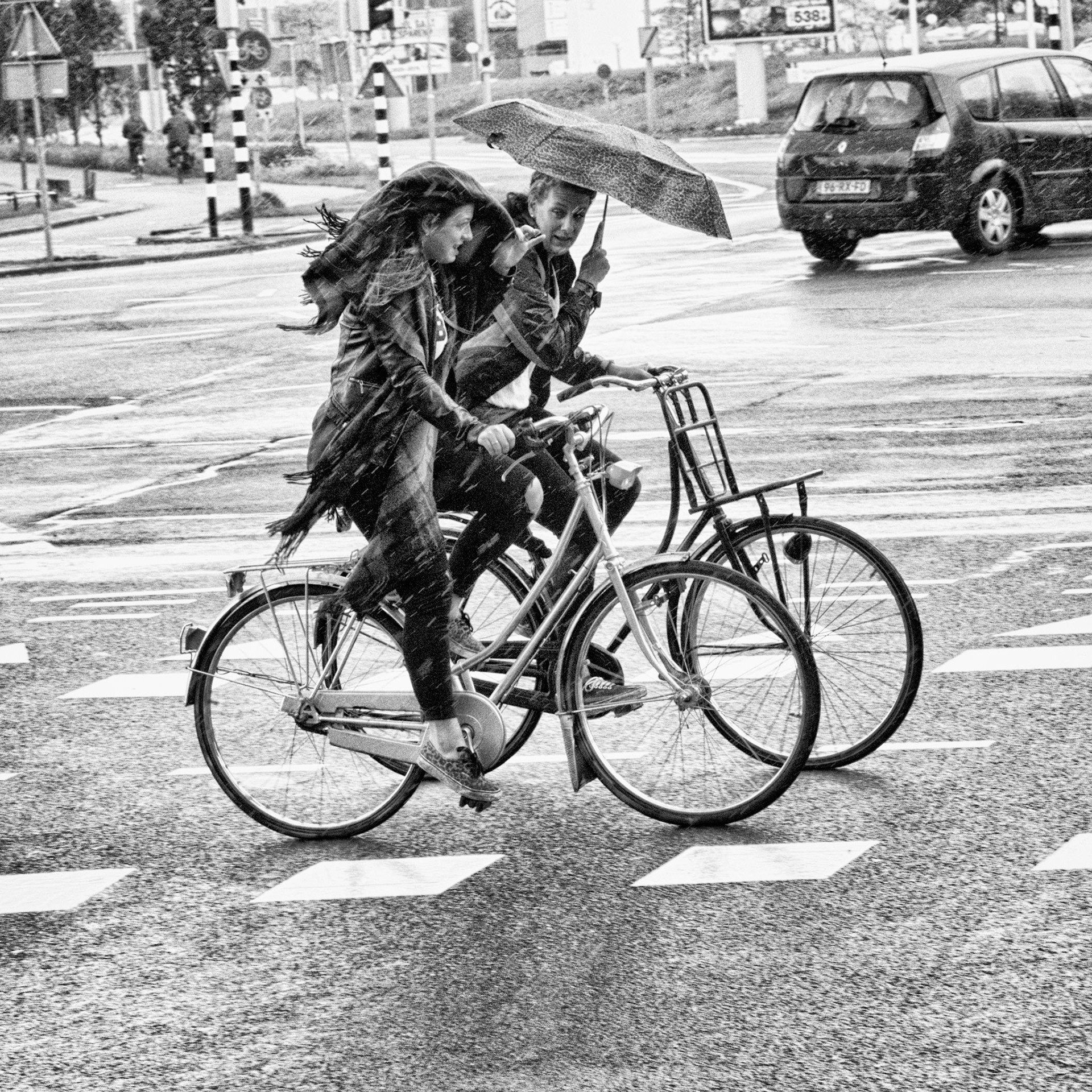 bicycle country, sharing one umbrella in bad weather