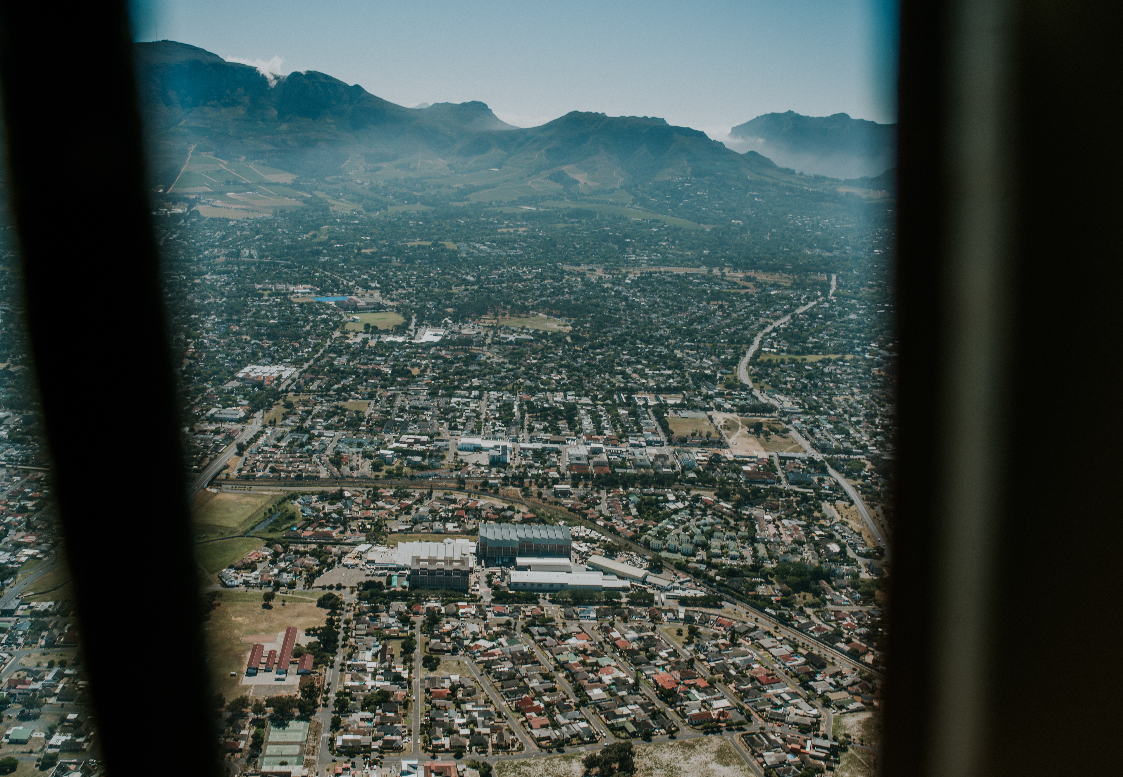 Hubschrauber von Sport Helicopters schwebt über dem Tafelberg mit atemberaubender Aussicht.