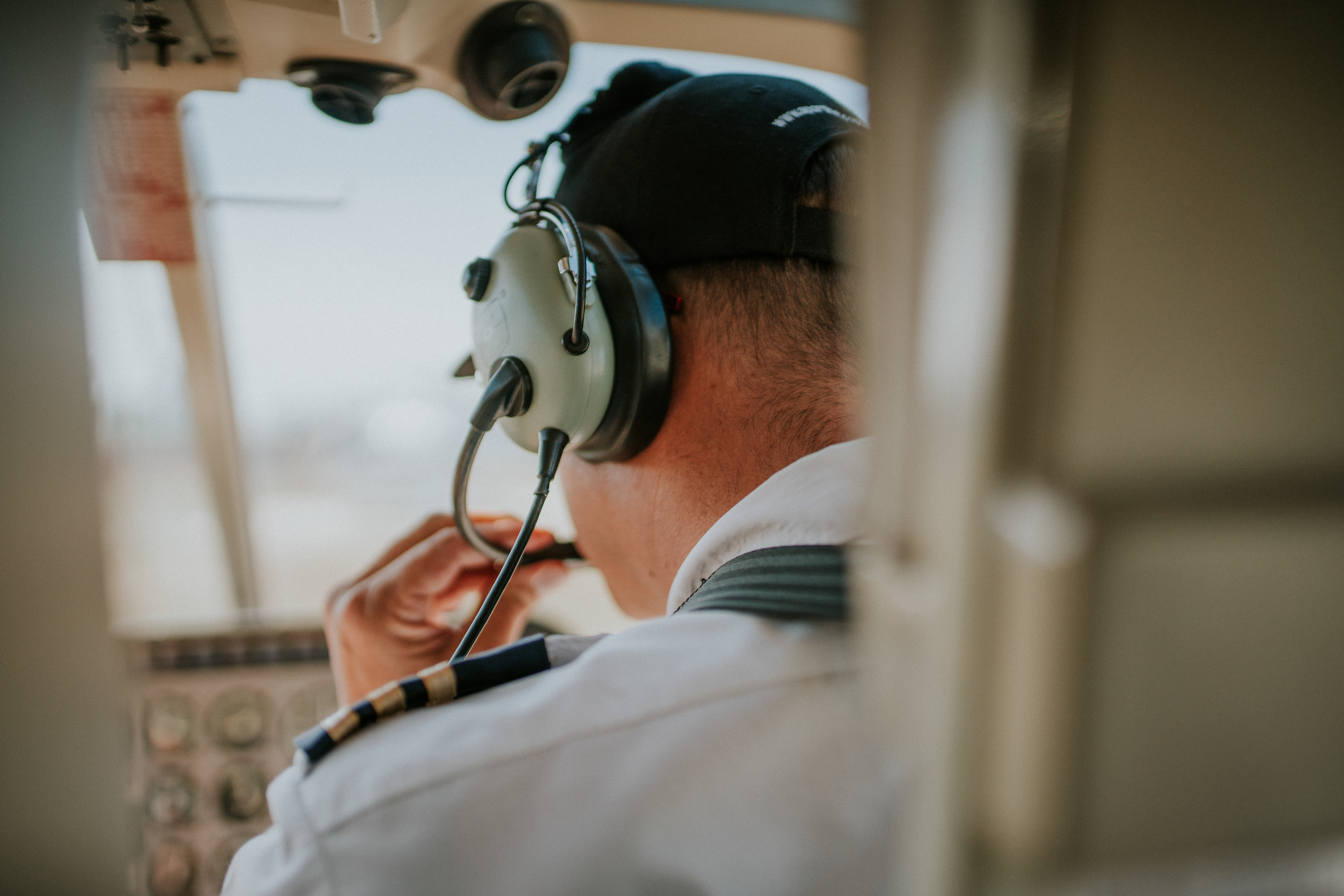 Pilot erklärt den Passagieren die Sicherheitsvorkehrungen vor dem Start mit Sport Helicopters.