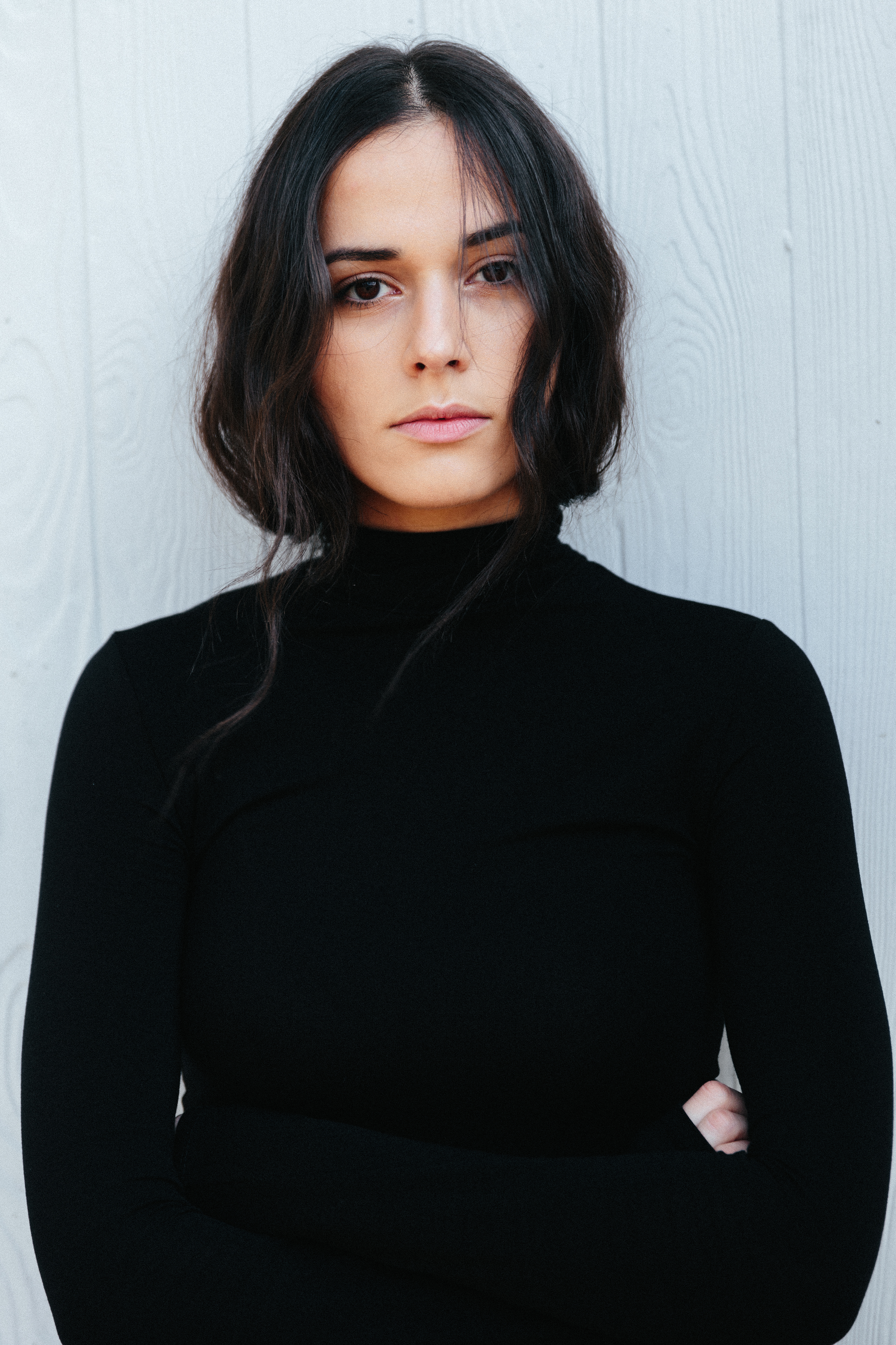 Model Sera in Schwäbisch Gmünd – stilvolles Porträt mit urbaner Kulisse, fotografiert von Marc Schiele.