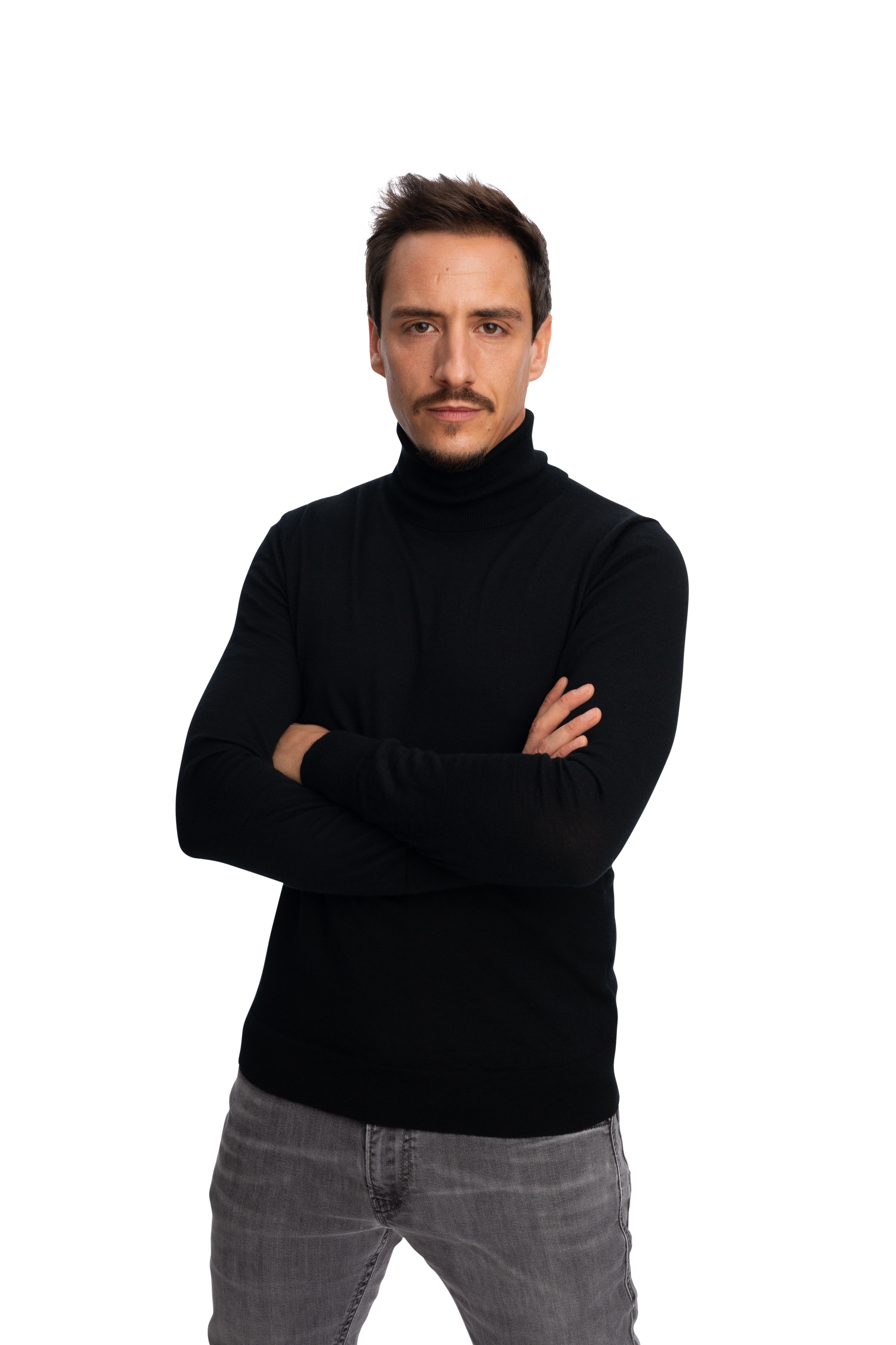 bigFM-Moderator strahlt in die Kamera, dynamische Studioaufnahme vor weißem Hintergrund.