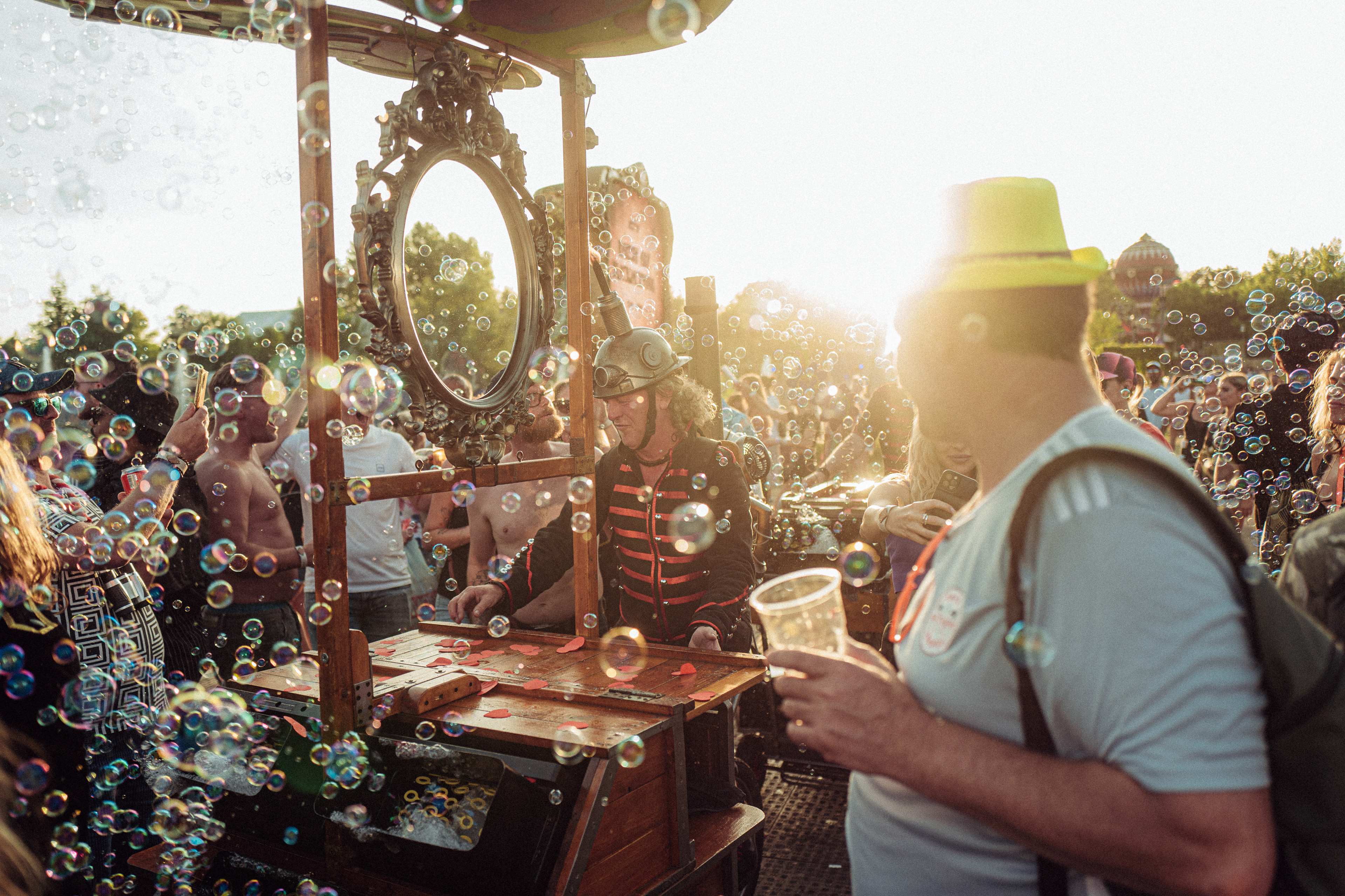 Tomorrowland bei Sonnenuntergang – goldene Stunde taucht das Festival in eine magische Stimmung.