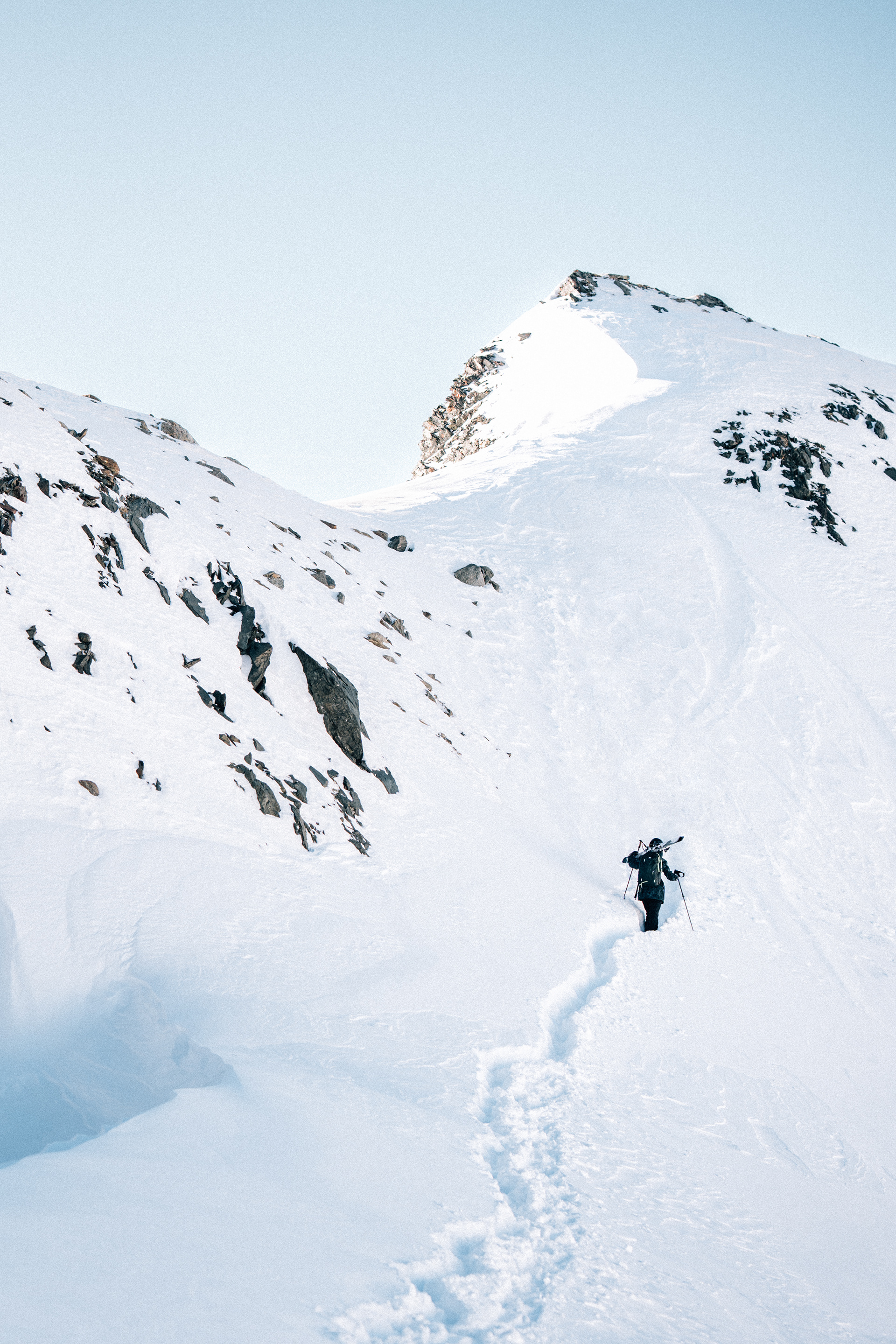 Lea Bouard in einer verschneiten Berglandschaft – die Weite der Natur trifft auf sportliche Eleganz.