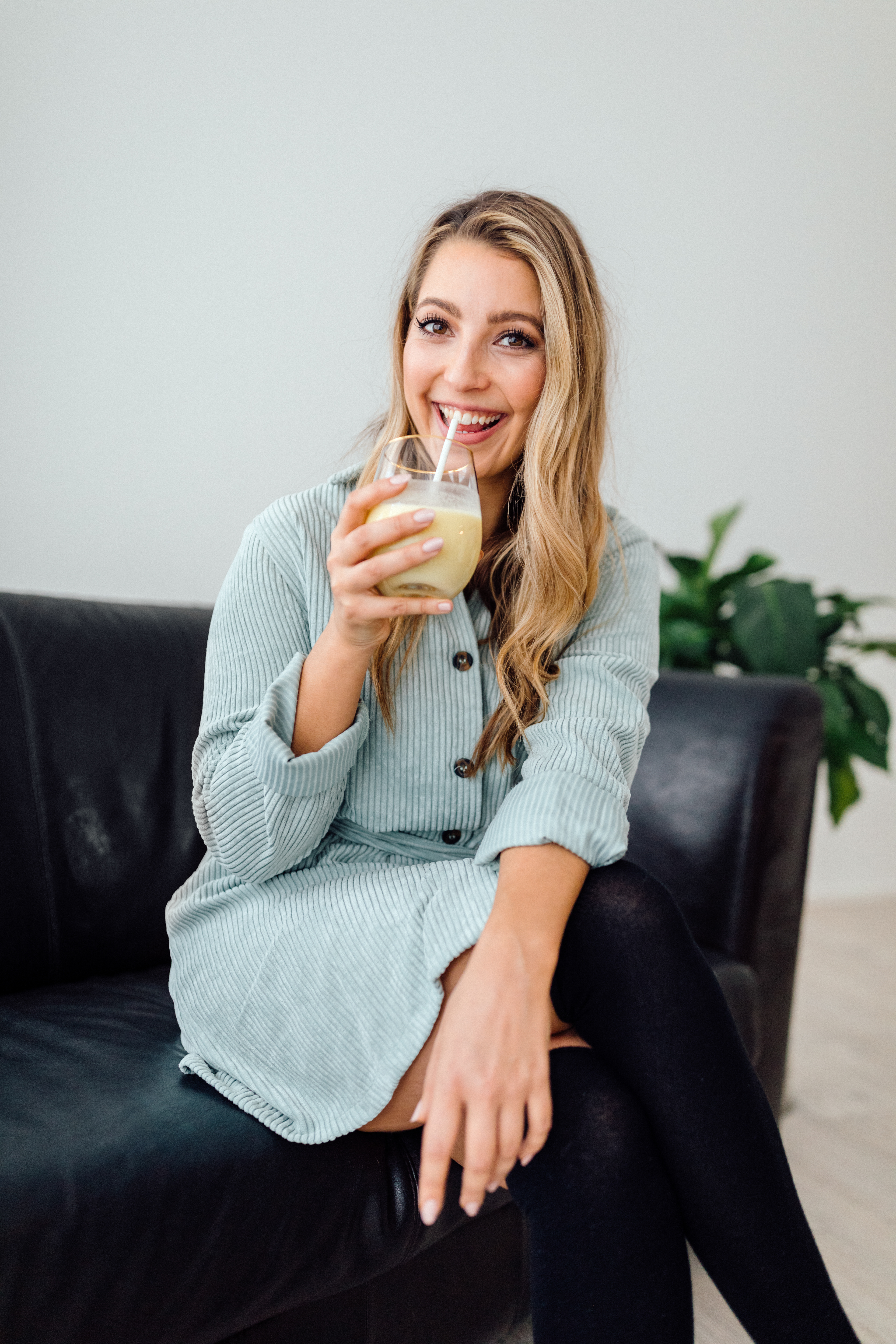 Perfekt inszenierter Almased-Drink mit dekorativen Zutaten – modernes Food-Styling.