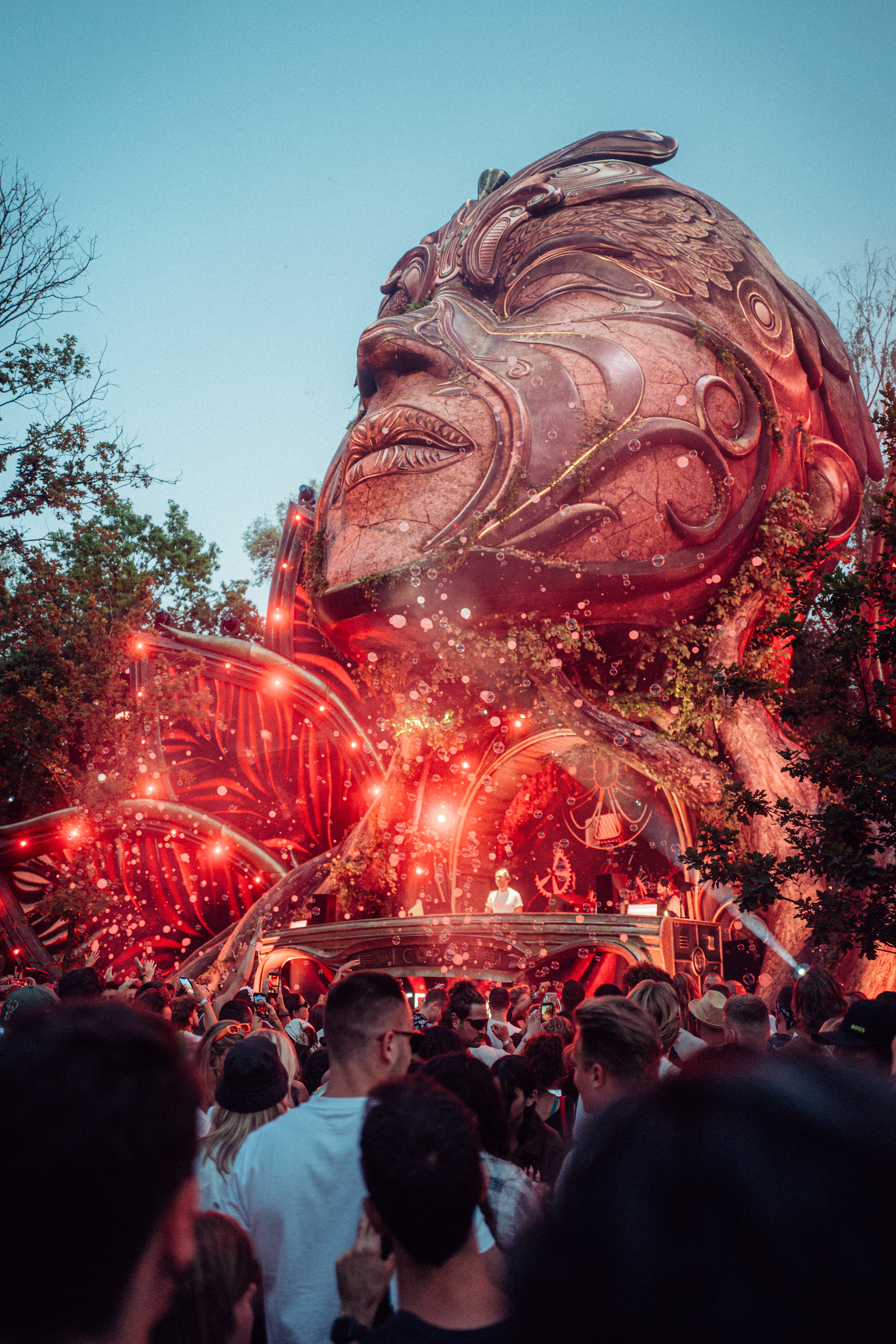 Tomorrowland CORE Bühne im Wald – beeindruckendes Design mit mystischer Atmosphäre und elektronischen Beats.