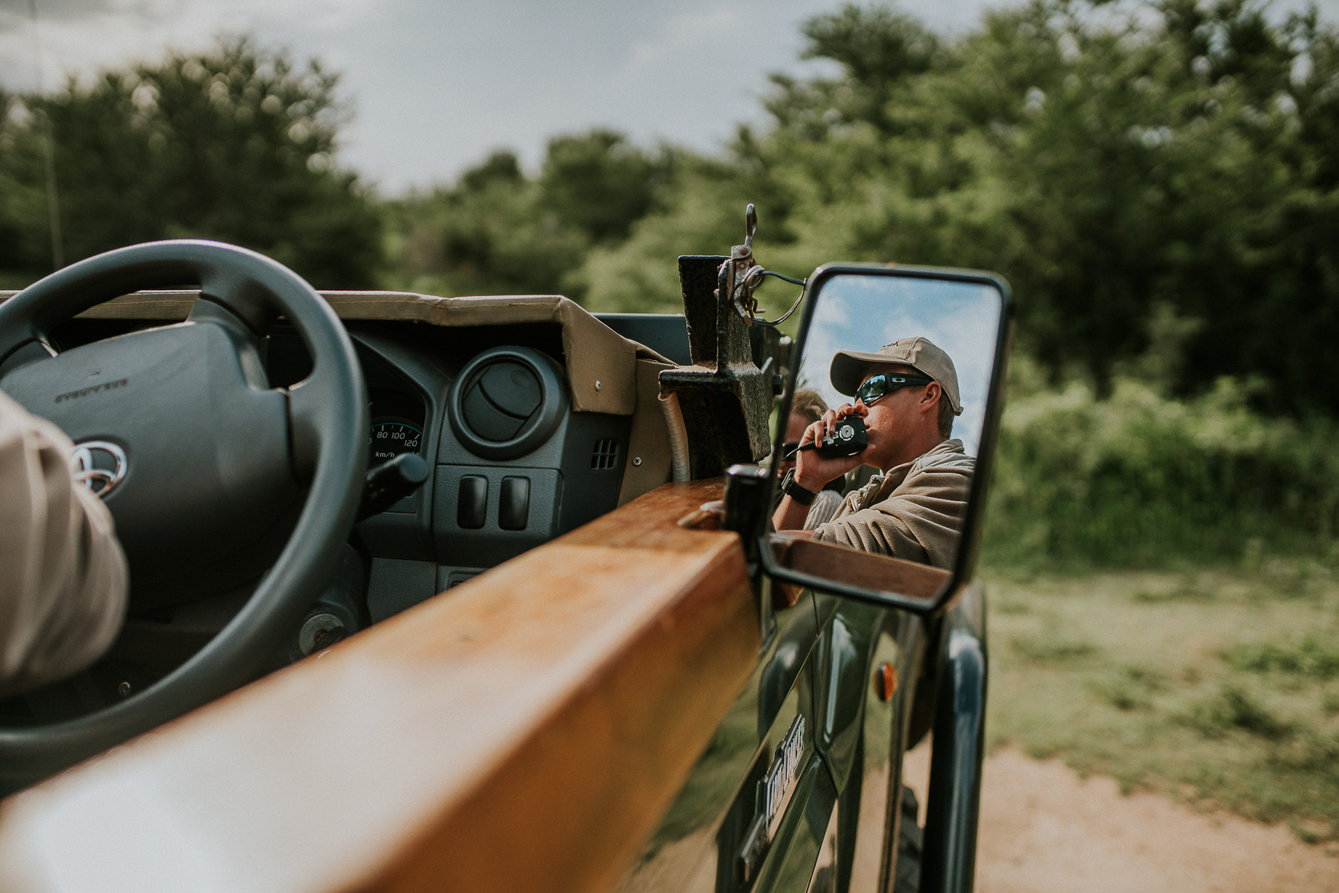 „Ranger im Safari-Jeep – auf Erkundungstour durch die südafrikanische Wildnis, um die Tierwelt zu beobachten.