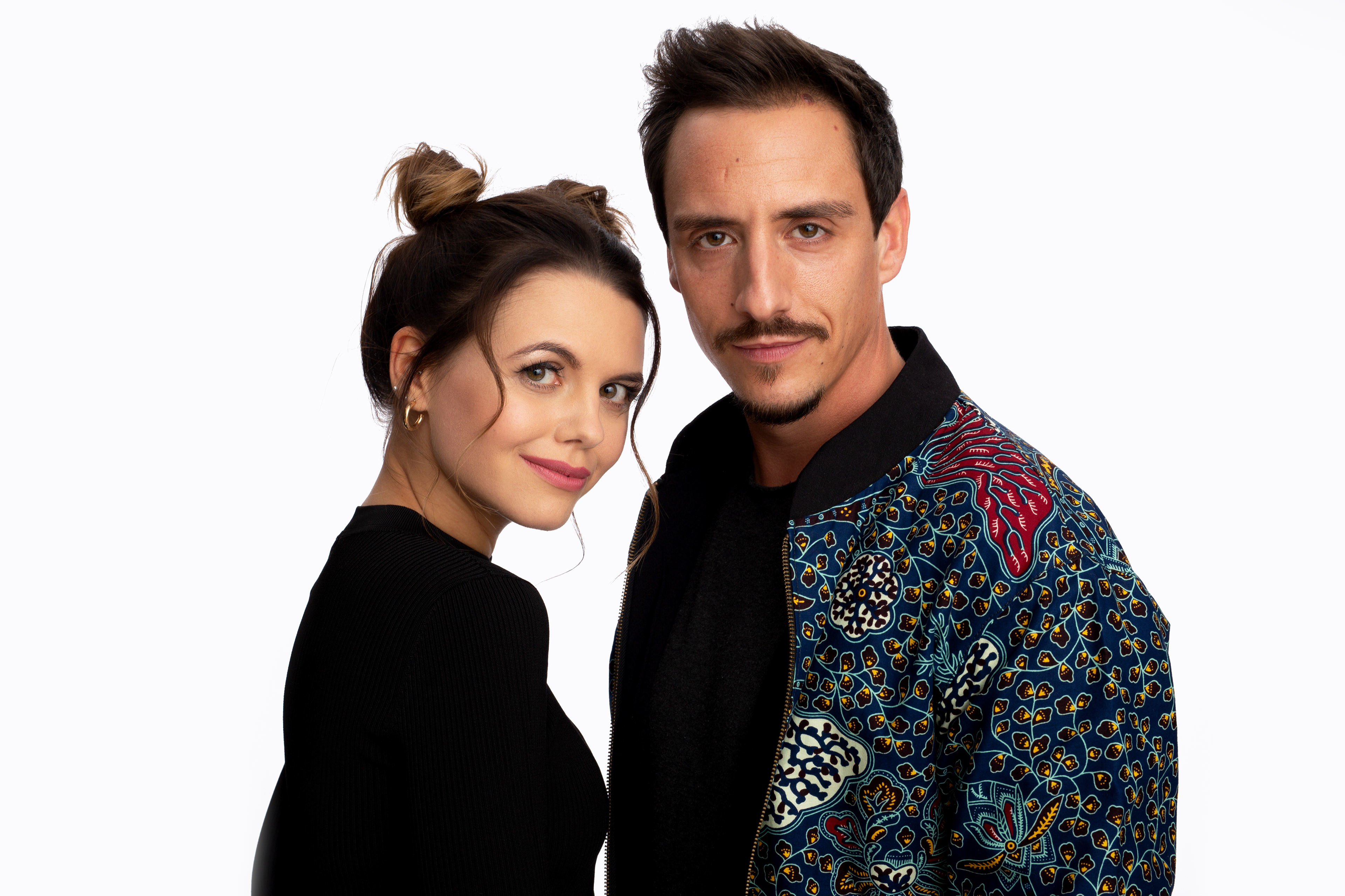 Teamaufnahme mehrerer bigFM-Moderatoren, harmonisch inszeniertes Gruppenfoto.