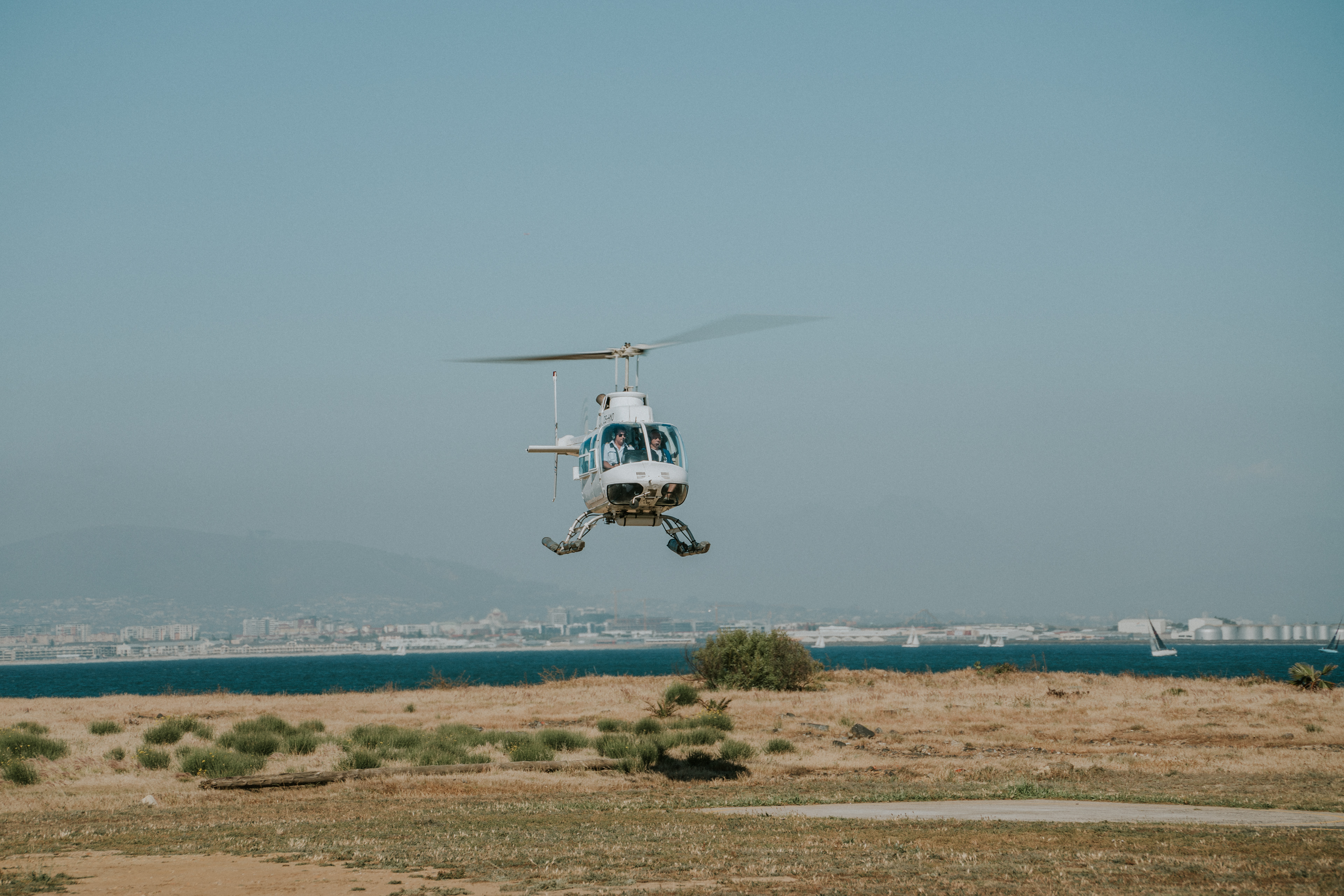 Ein Helikopter von Sport Helicopters hebt ab für einen VIP-Rundflug über Kapstadt.