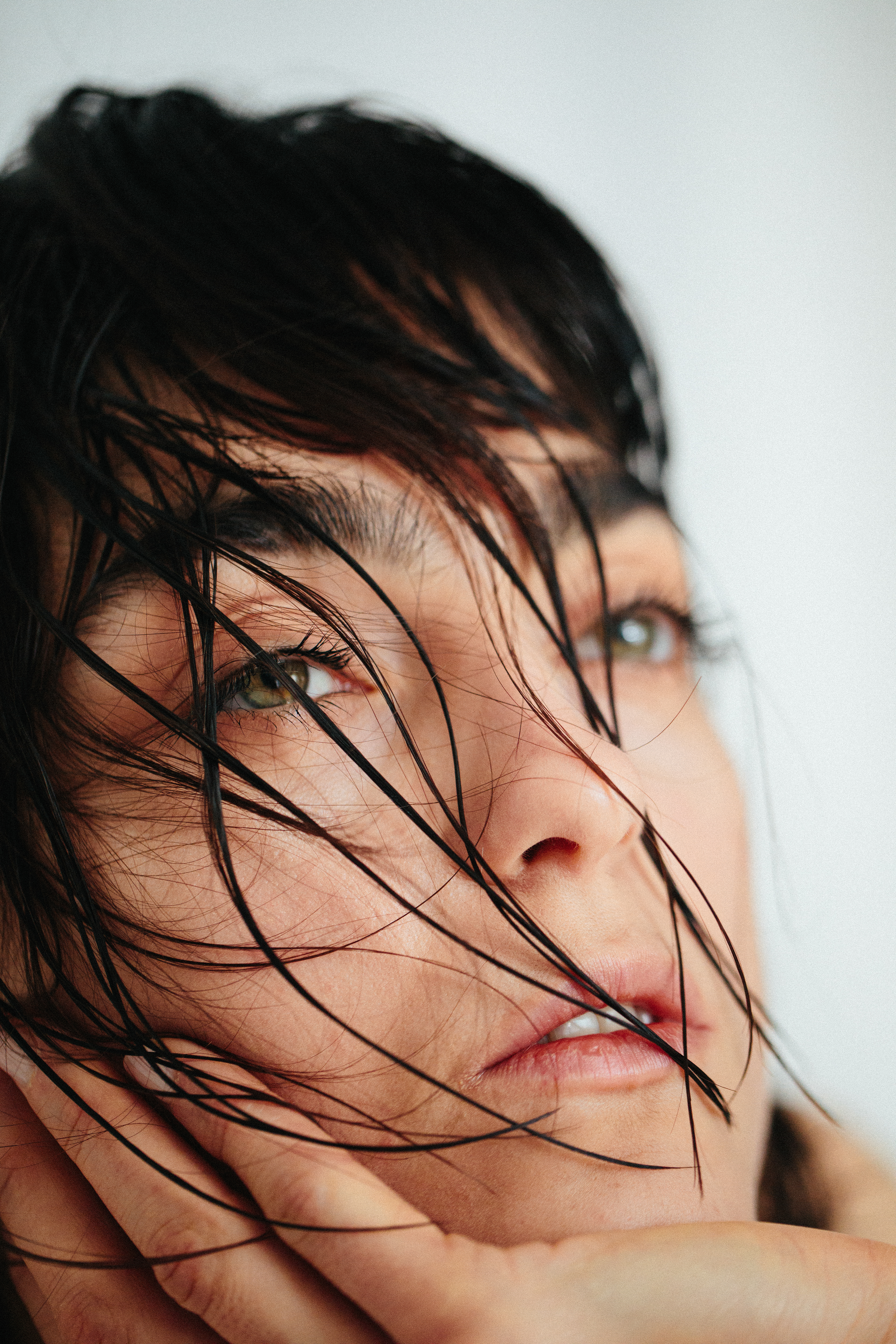 Nahaufnahme von Model Jacqueline mit sanfter Beleuchtung vor weißem Hintergrund