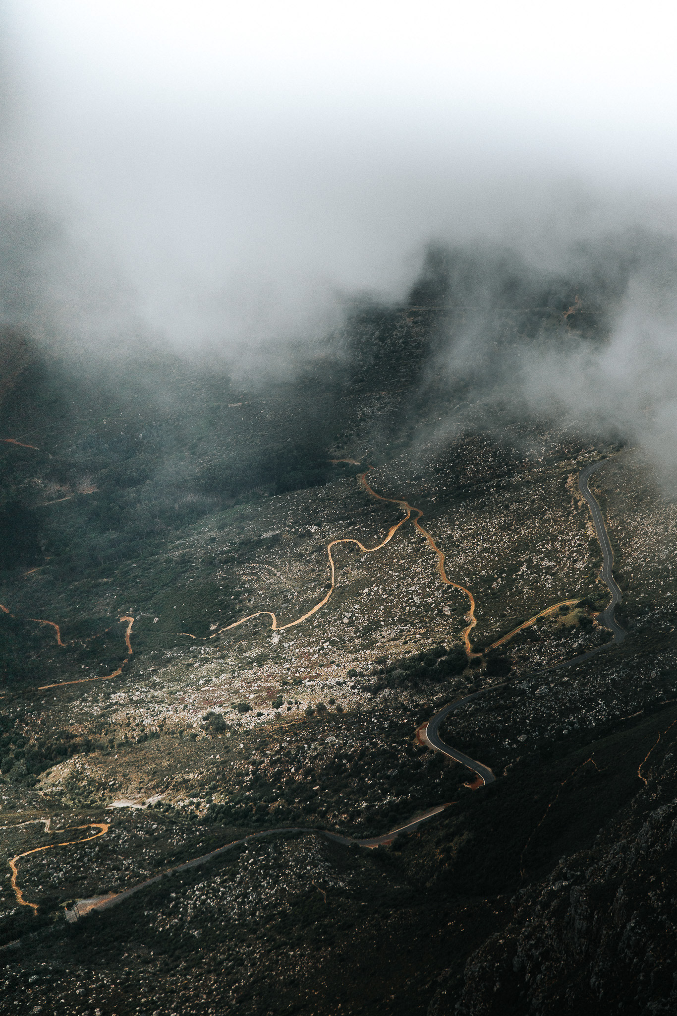 Panoramastraße durch die Berge Südafrikas – spektakuläre Ausblicke entlang einer kurvenreichen Route.