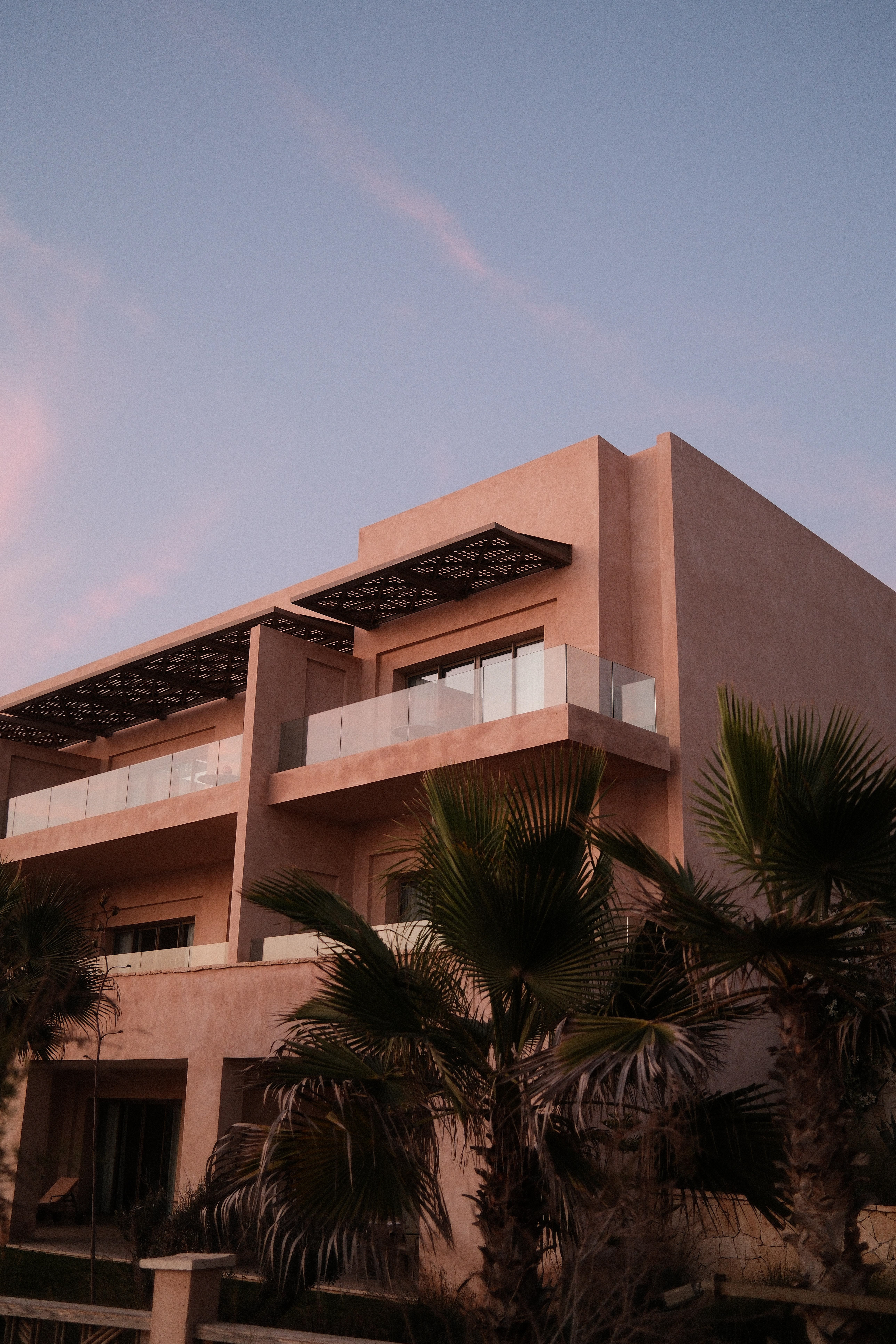 Beleuchtetes Hotelgebäude in der Abenddämmerung, luxuriöse Architektur in perfekter Atmosphäre.
