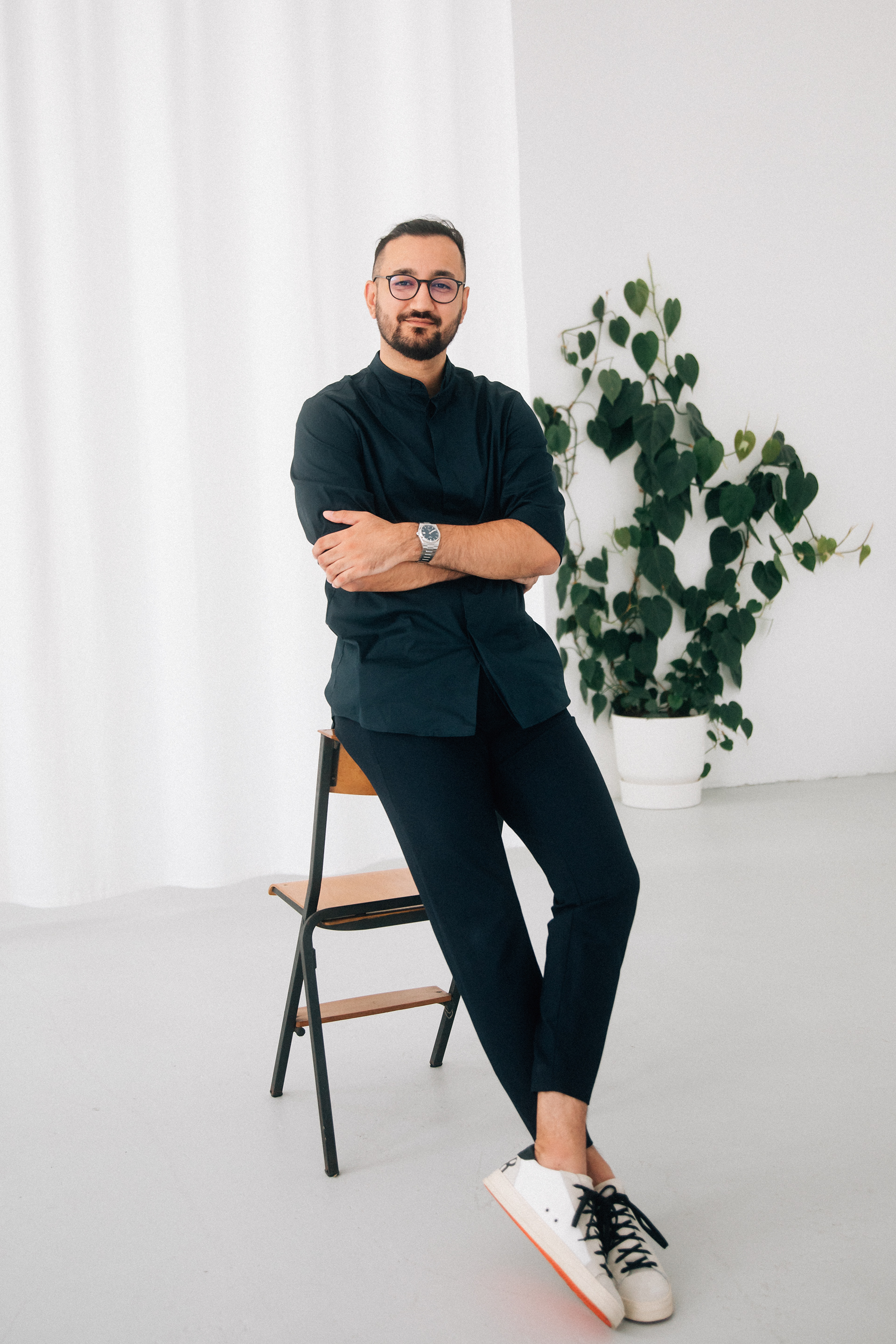 CEO posiert selbstbewusst für ein professionelles Unternehmensportrait.