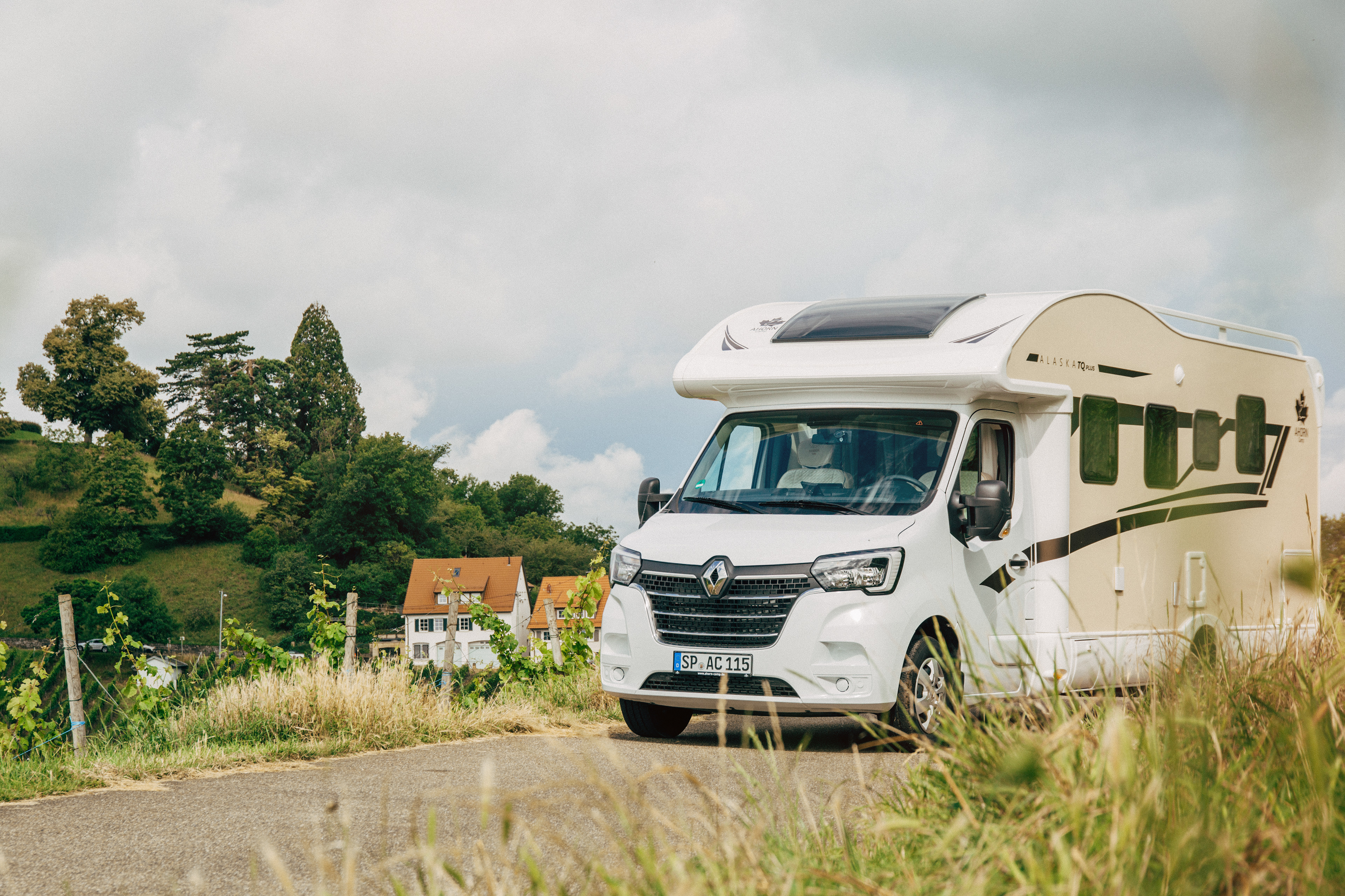 Stilvolles Ahorn Camp Wohnmobil geparkt inmitten der Weinberge nahe Stuttgart.