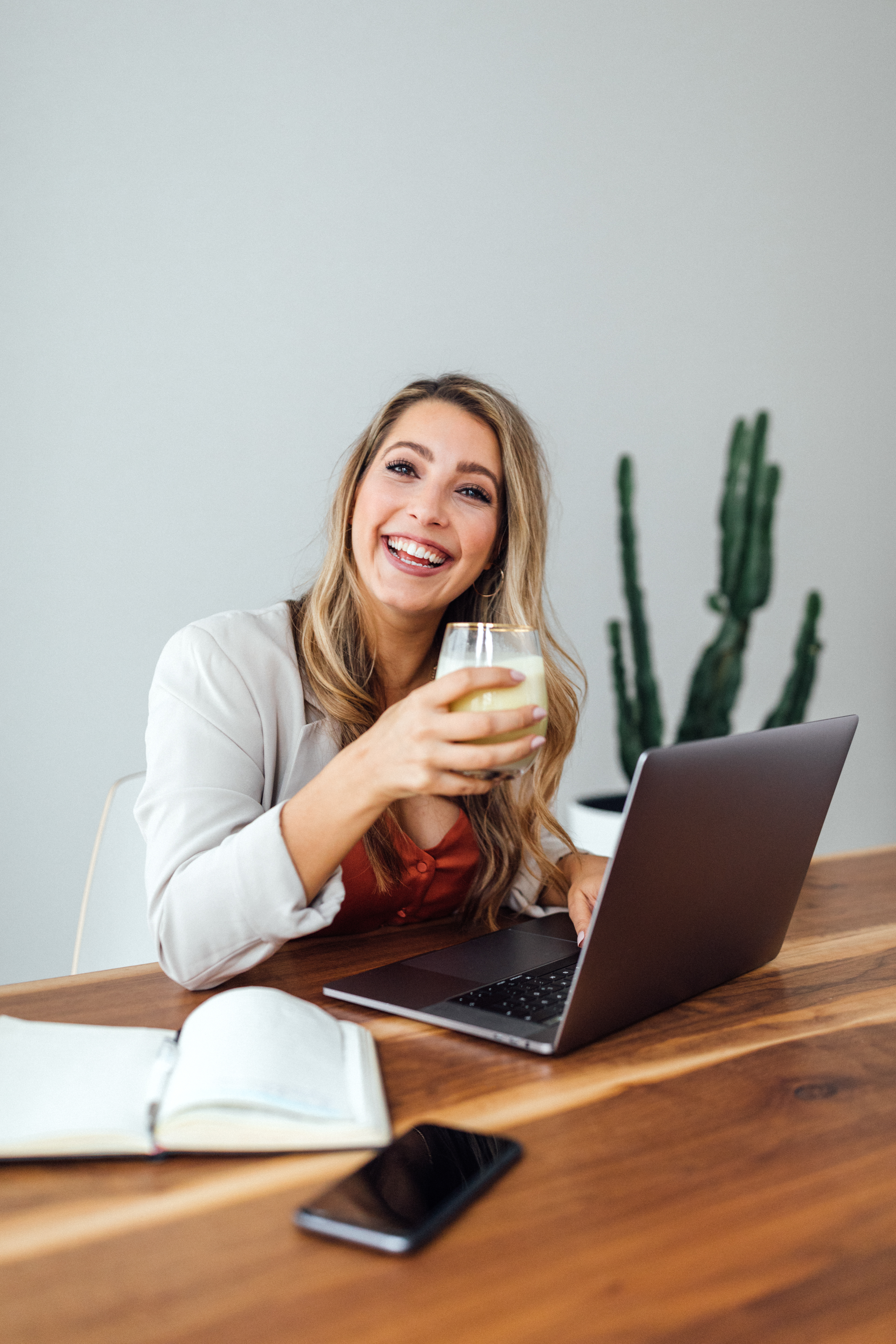 lmased-Pulver wird in einen Shake gemischt – perfektes Bild für gesundheitsbewusste Ernährung.