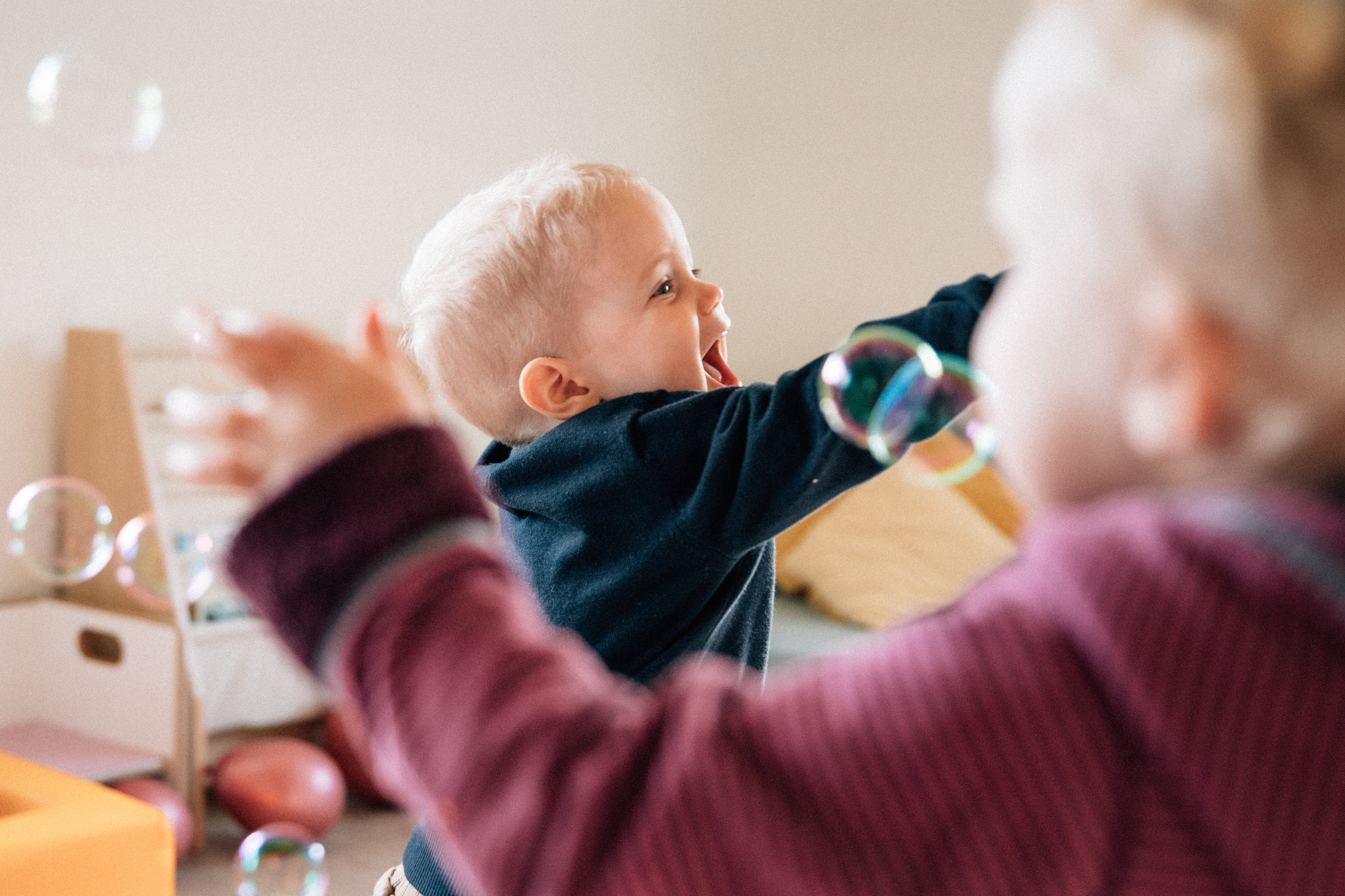 Glückliche Kinder beim gemeinsamen Spielen mit Seifenblasen in der Kindervilla Stuttgart.