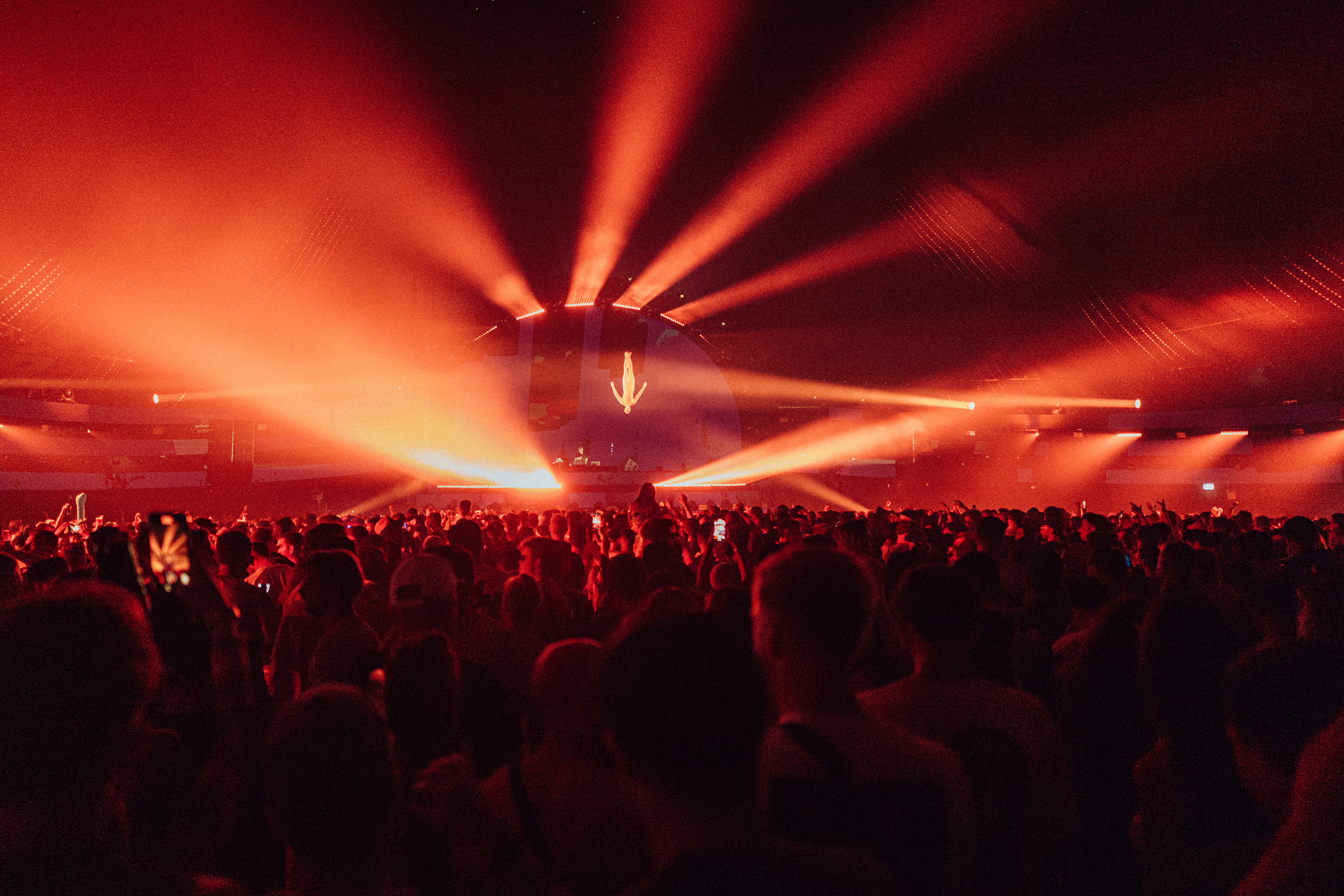 Tomorrowland Bühne mit beeindruckenden LED-Visuals – futuristische Lichtshow und hypnotische Effekte.
