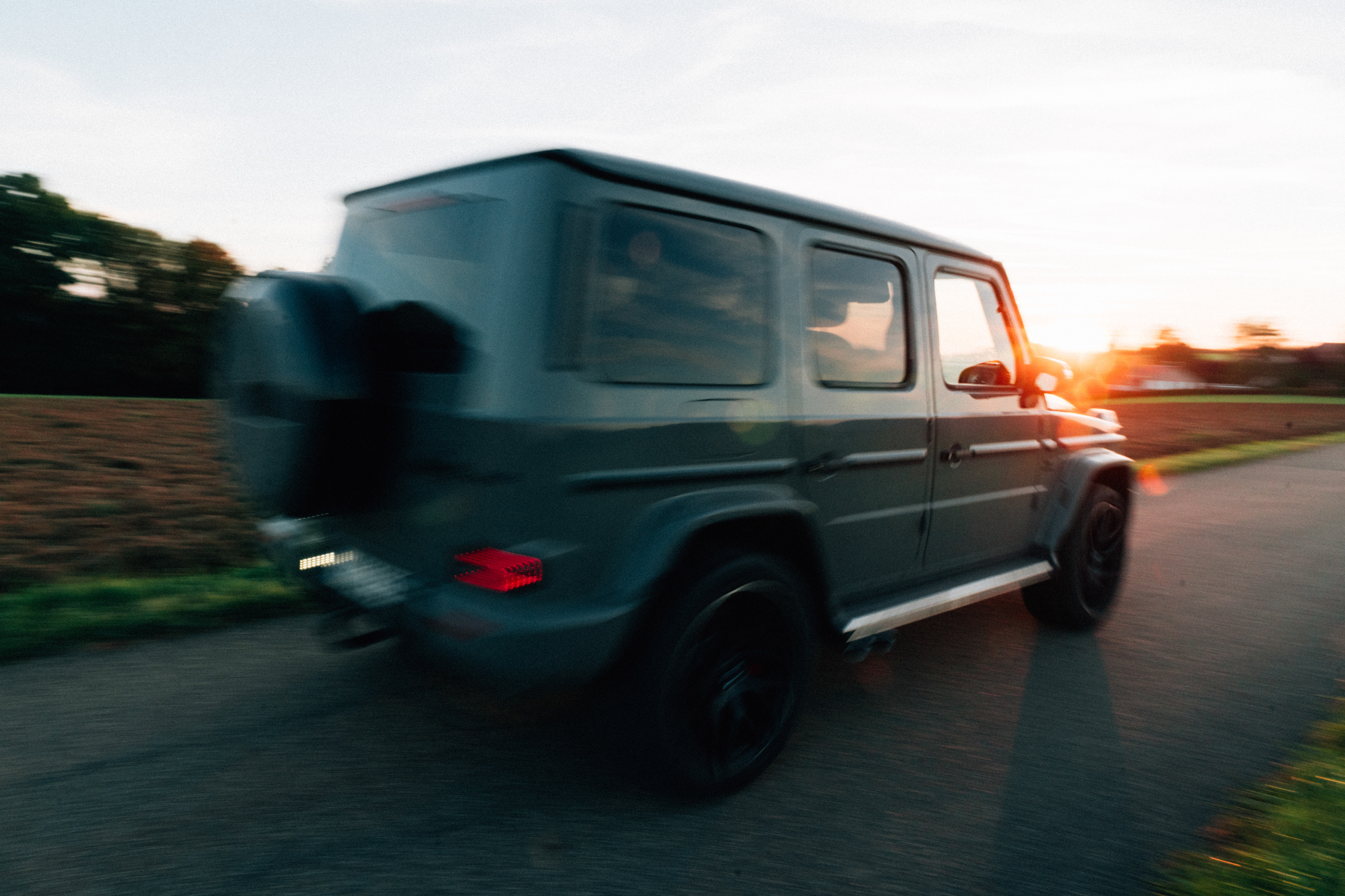 Mercedes-Benz AMG fährt durch beeindruckende Landschaft – Kraft und Eleganz im perfekten Zusammenspiel.