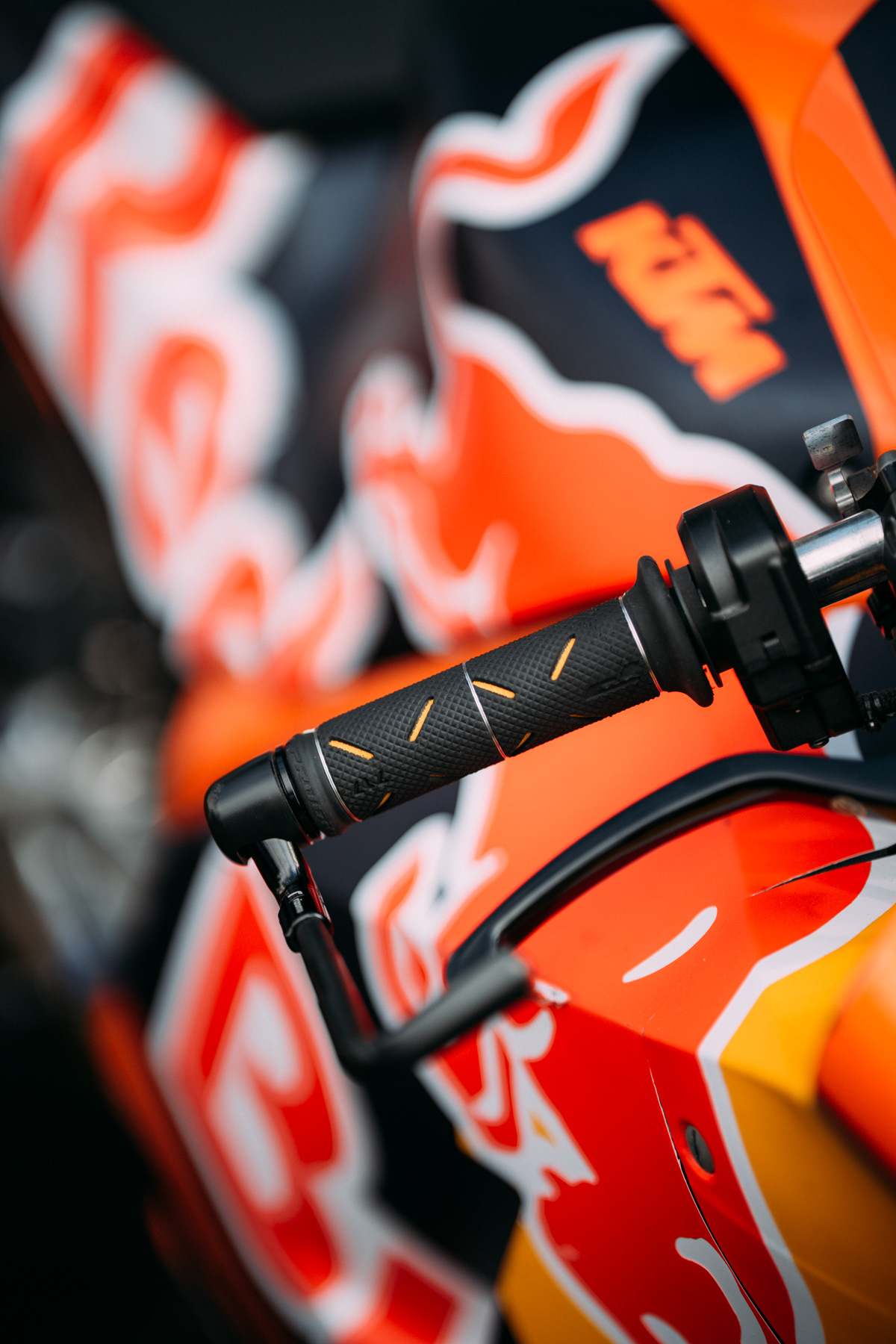 Nahaufnahme eines Red Bull MotoGP-Motorrads mit auffälligem Design und Rennsport-Details.