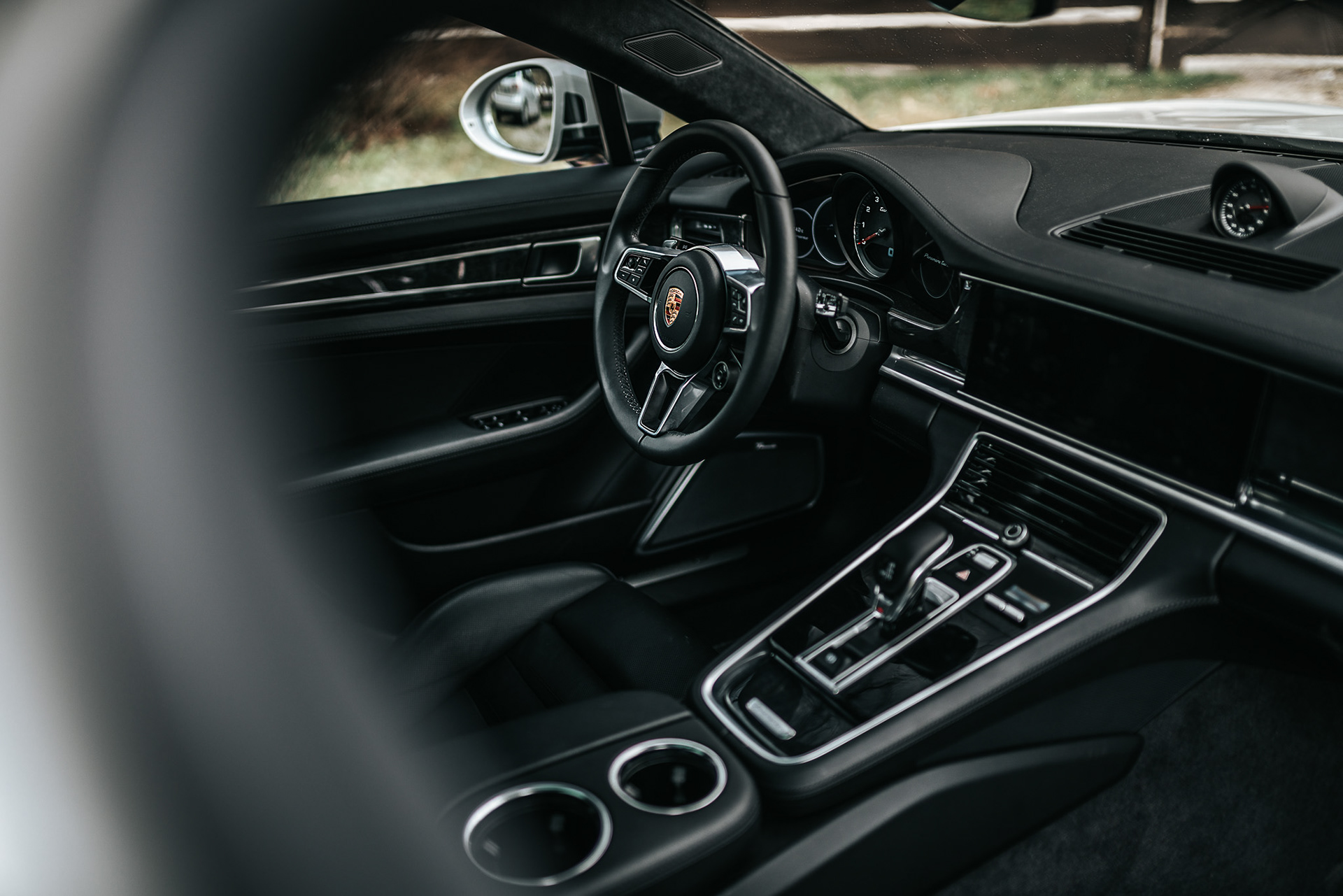 Detailaufnahme des Porsche Panamera-Logos – edles Design mit Hochleistungs-Technologie.