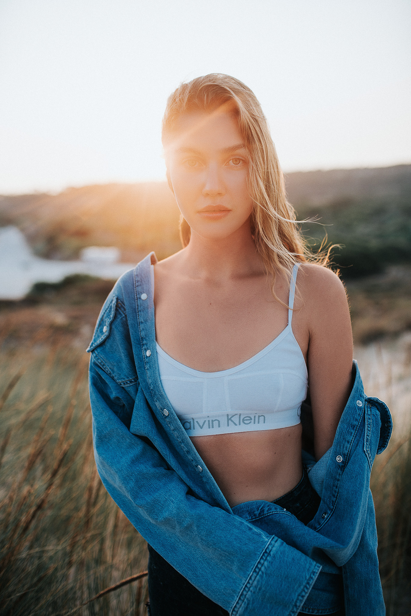 Natürliche Schönheit am Ozean: Helena genießt die frische Meeresbrise.