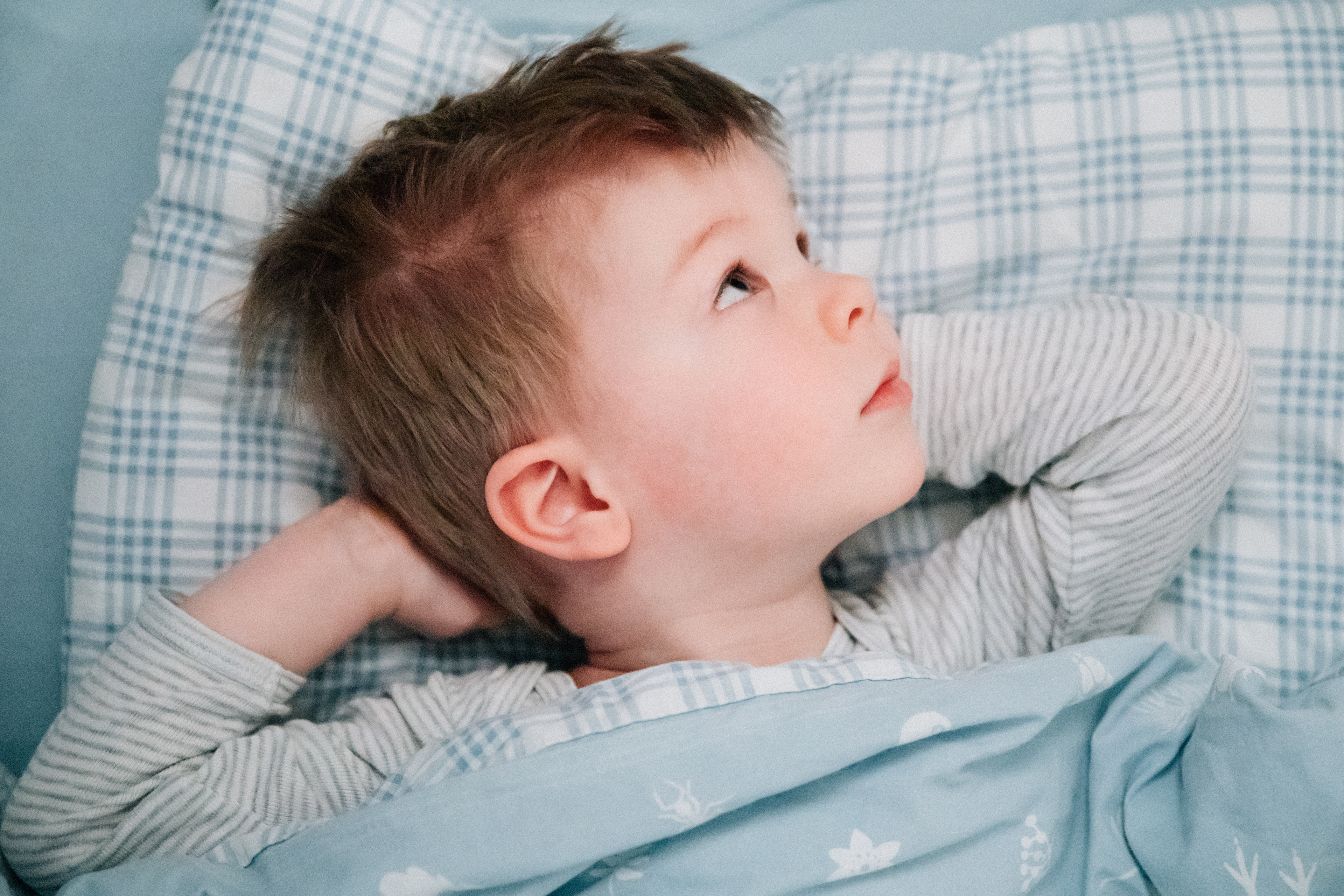Gemütlicher Schlafraum mit kindgerechten Betten und beruhigender Atmosphäre in der Kindervilla.