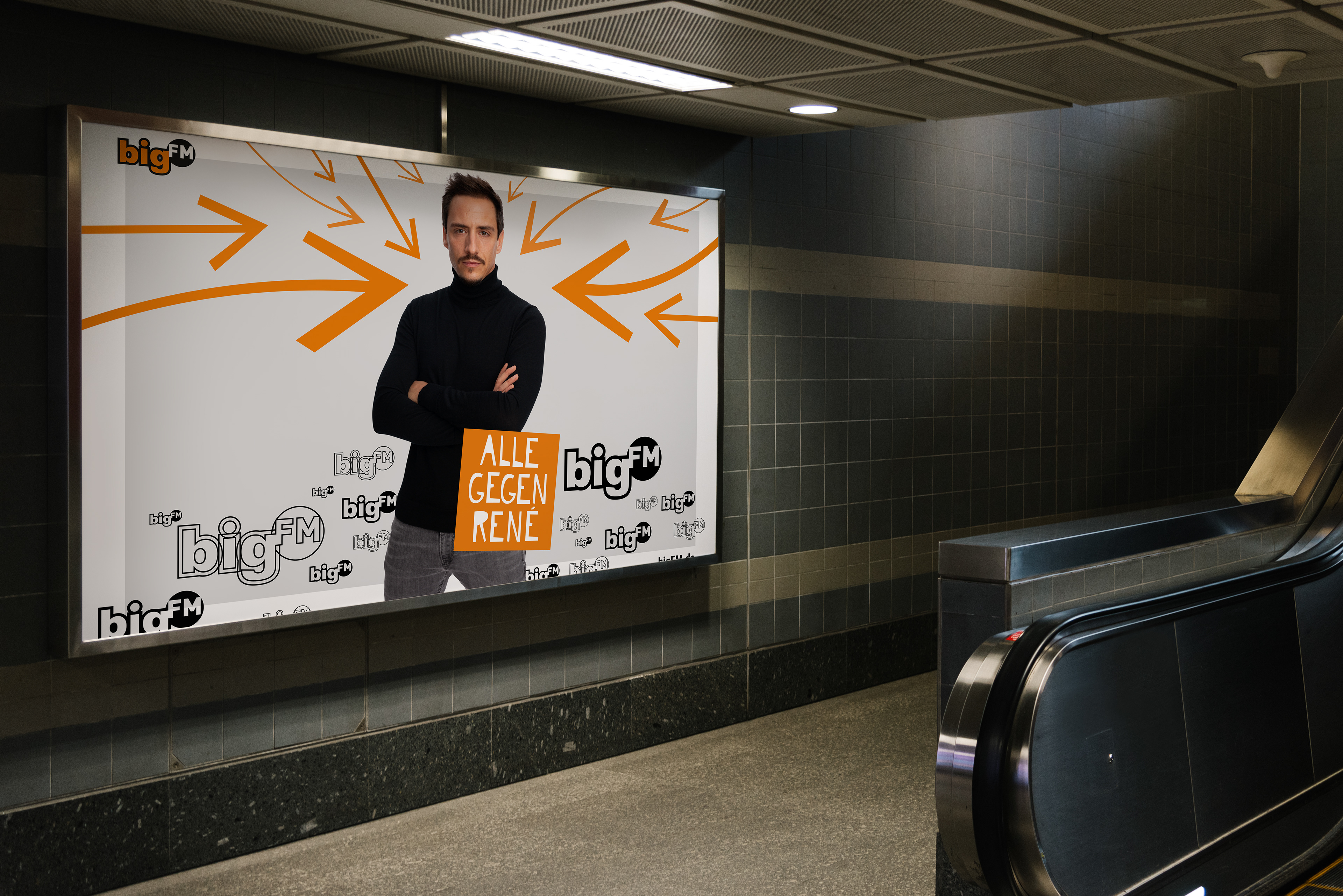 BigFM-Radiomoderator auf einem Plakat – ausdrucksstarkes Werbemotiv mit professionellem Studio-Portrait.