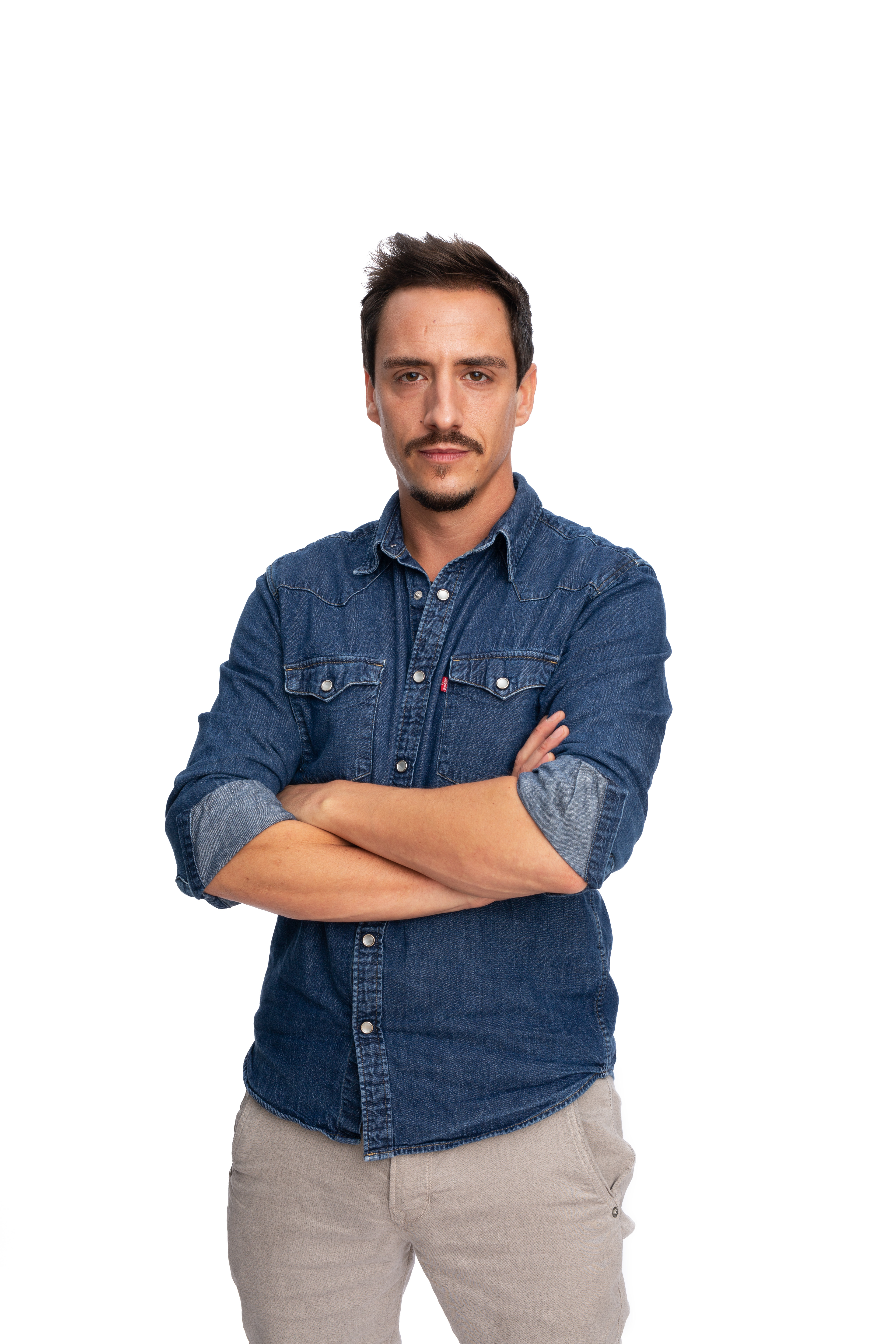 Authentische Portraitaufnahme eines bigFM-Teams, lässig und sympathisch vor weißem Hintergrund.