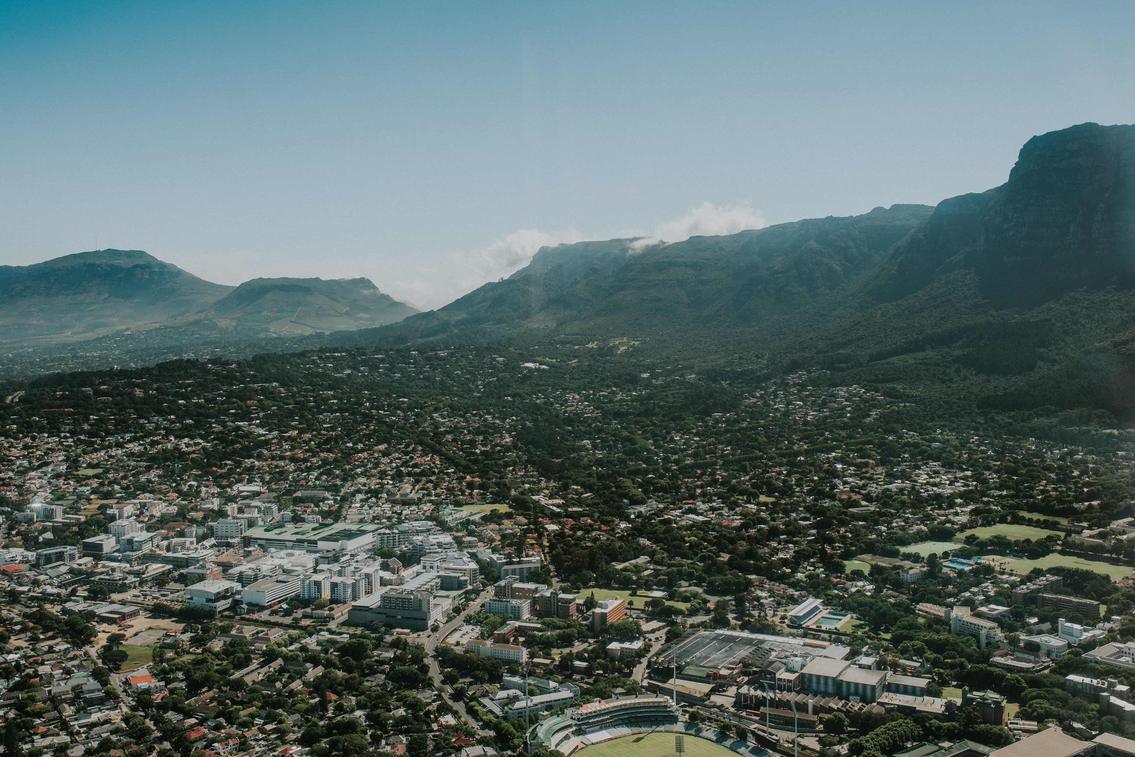 Abenteuerlicher Helikopterflug mit spektakulärem Blick auf die Berglandschaft von Kapstadt.