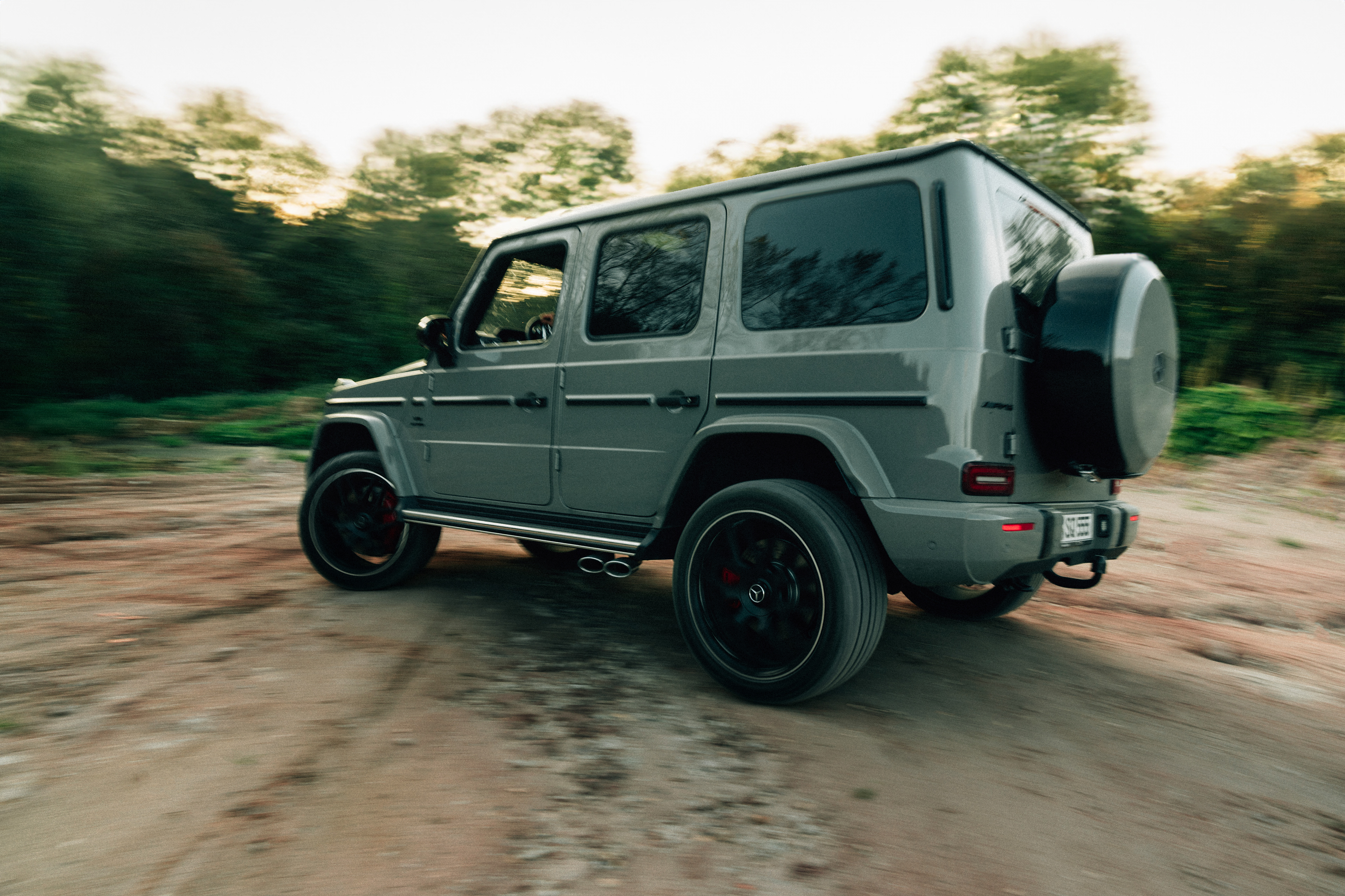 Mercedes-Benz AMG fährt mit hoher Geschwindigkeit – dynamische Linien und kraftvolle Performance im Fokus.