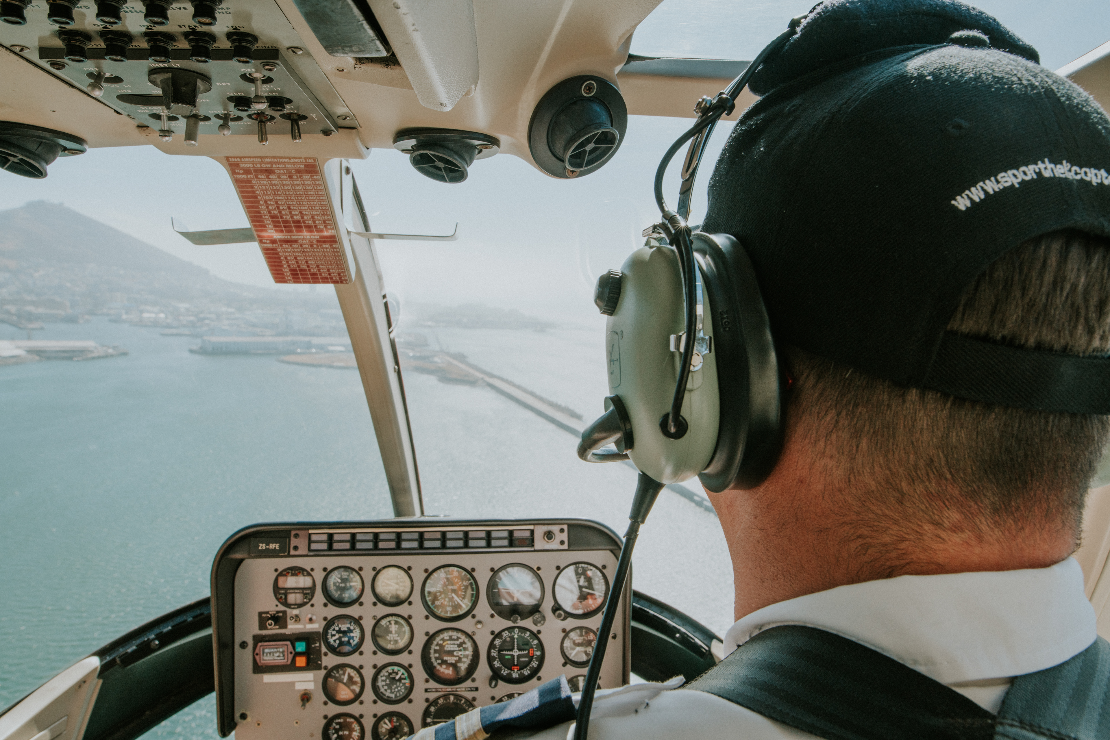 Innenansicht eines Sport Helicopters-Hubschraubers mit Blick auf die Steuerkonsole.