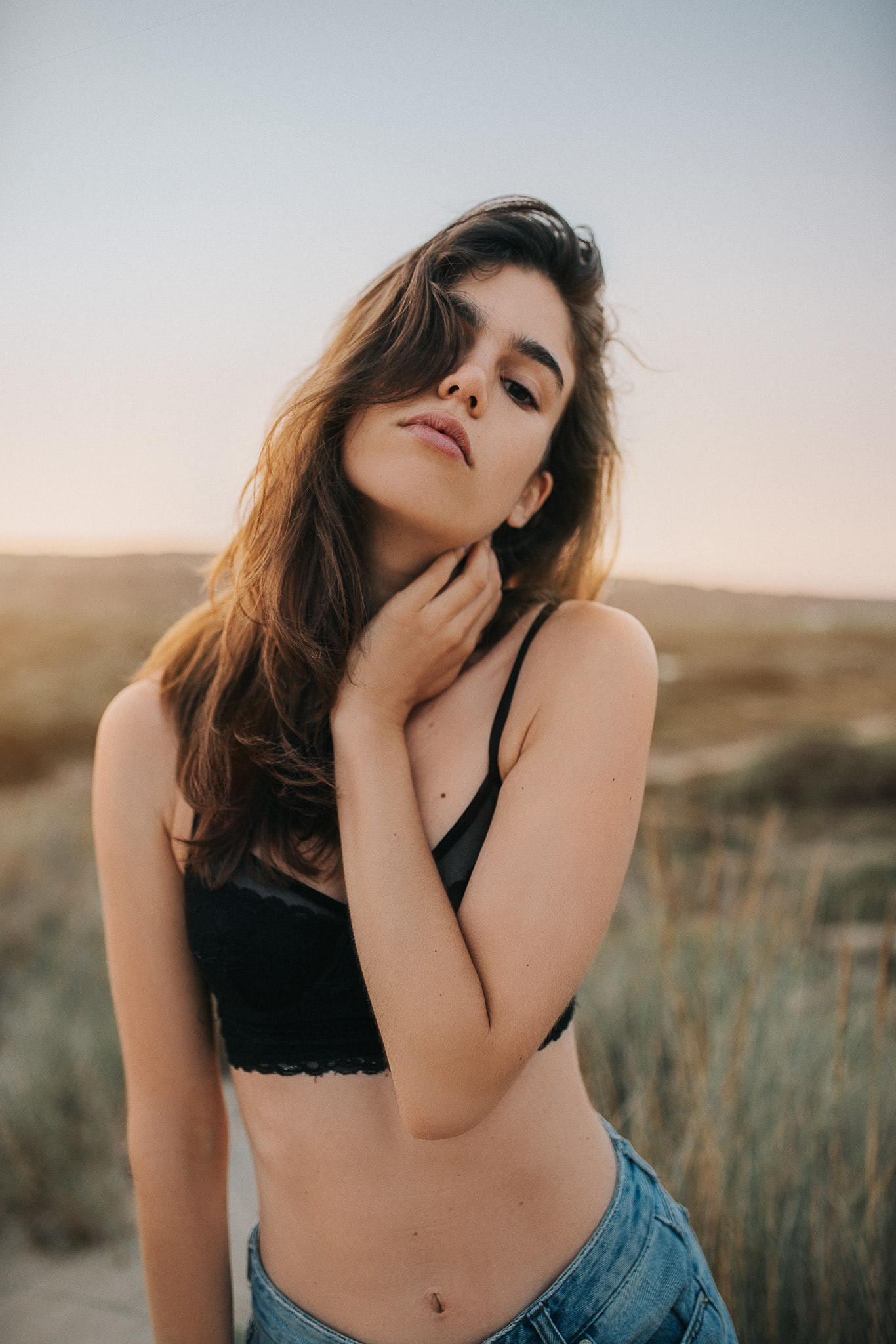 Model am Strand – Helena posiert im goldenen Sonnenlicht mit dem Meer im Hintergrund.