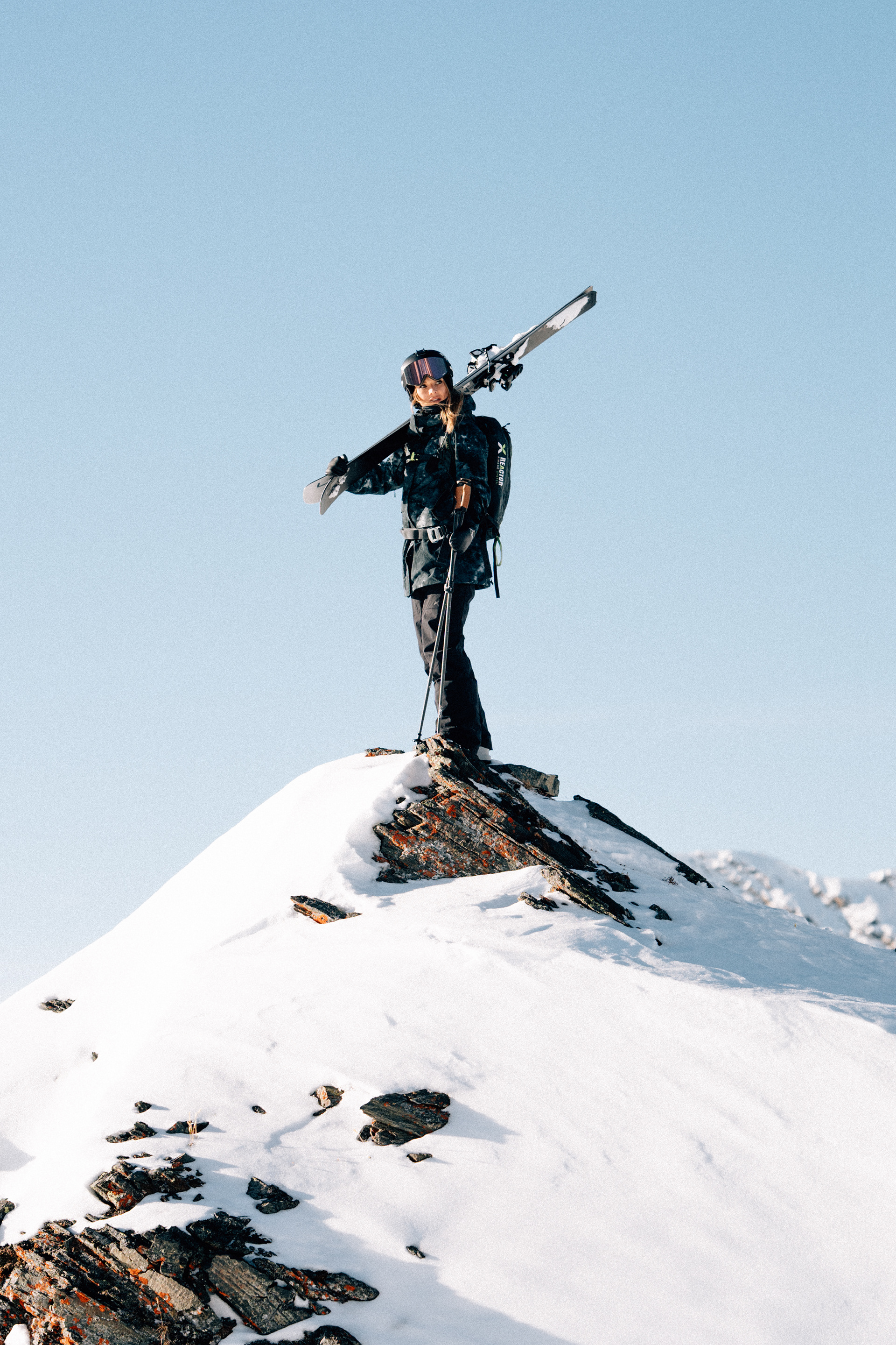 Lea Bouard im Schnee – Freestyle-Skifahrerin in winterlicher Umgebung, bereit für die nächste Herausforderung.