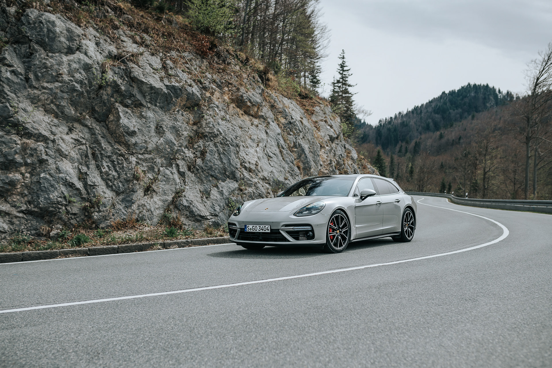 Porsche Panamera in voller Fahrt auf einer kurvigen Landstraße – Luxus und Performance vereint.