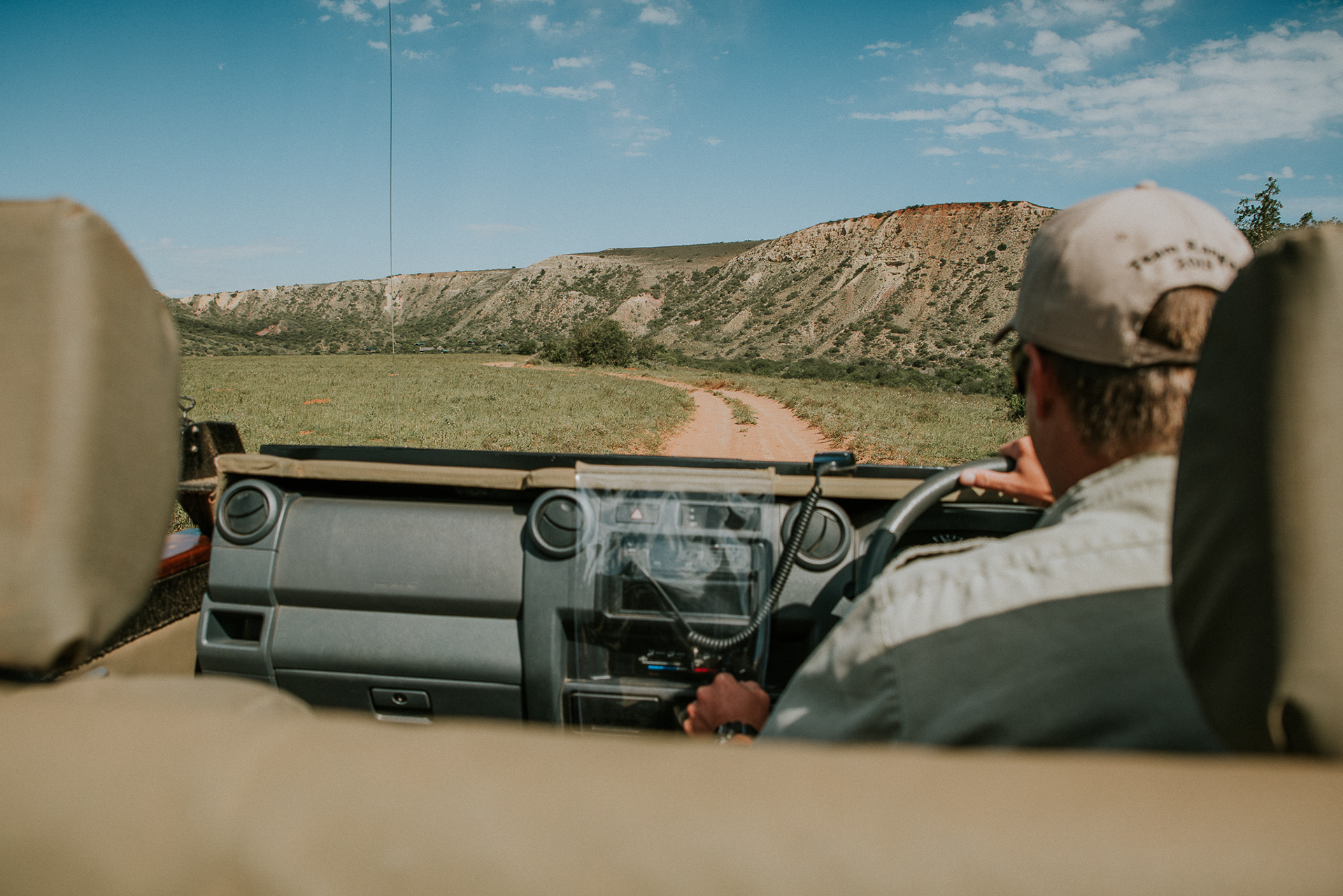 Safari-Ranger im Geländewagen – unterwegs durch die weite Savanne Südafrikas auf der Suche nach Wildtieren.