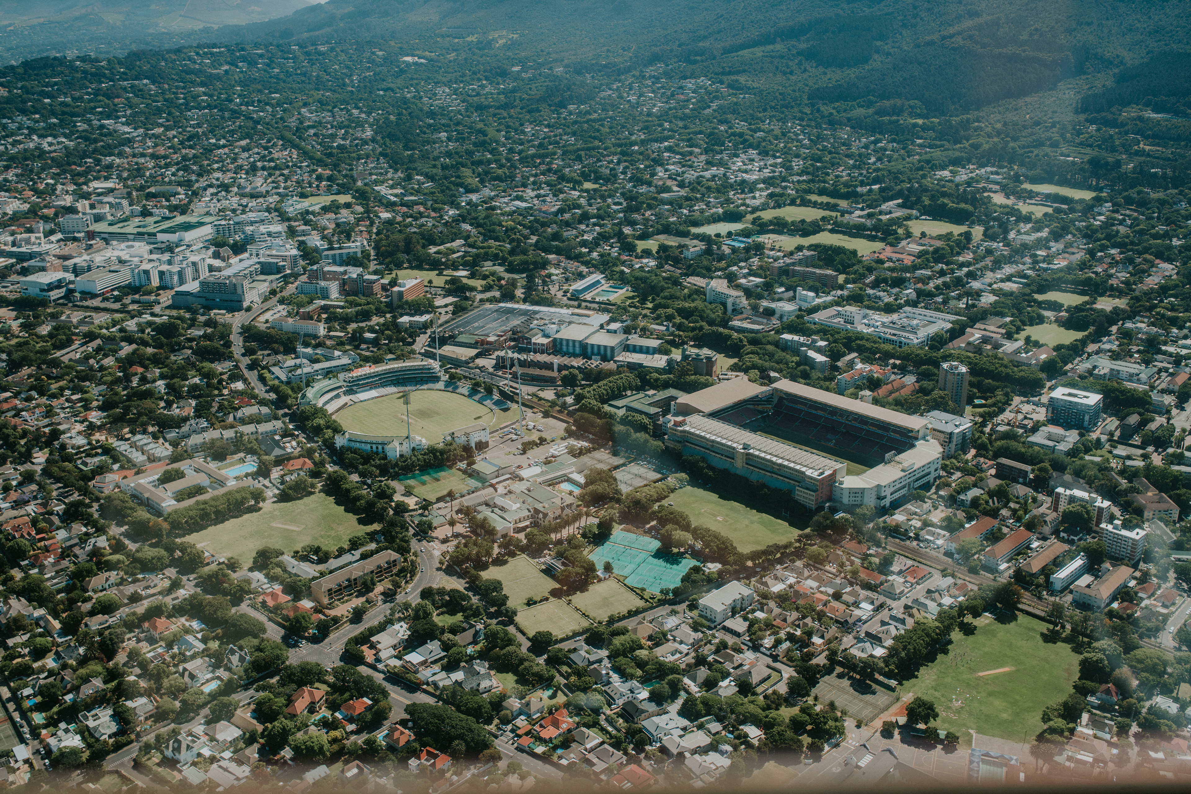 Touristen genießen den Blick auf die Stadt Kapstadt und den Hafen während eines Rundflugs mit Sport Helicopters.