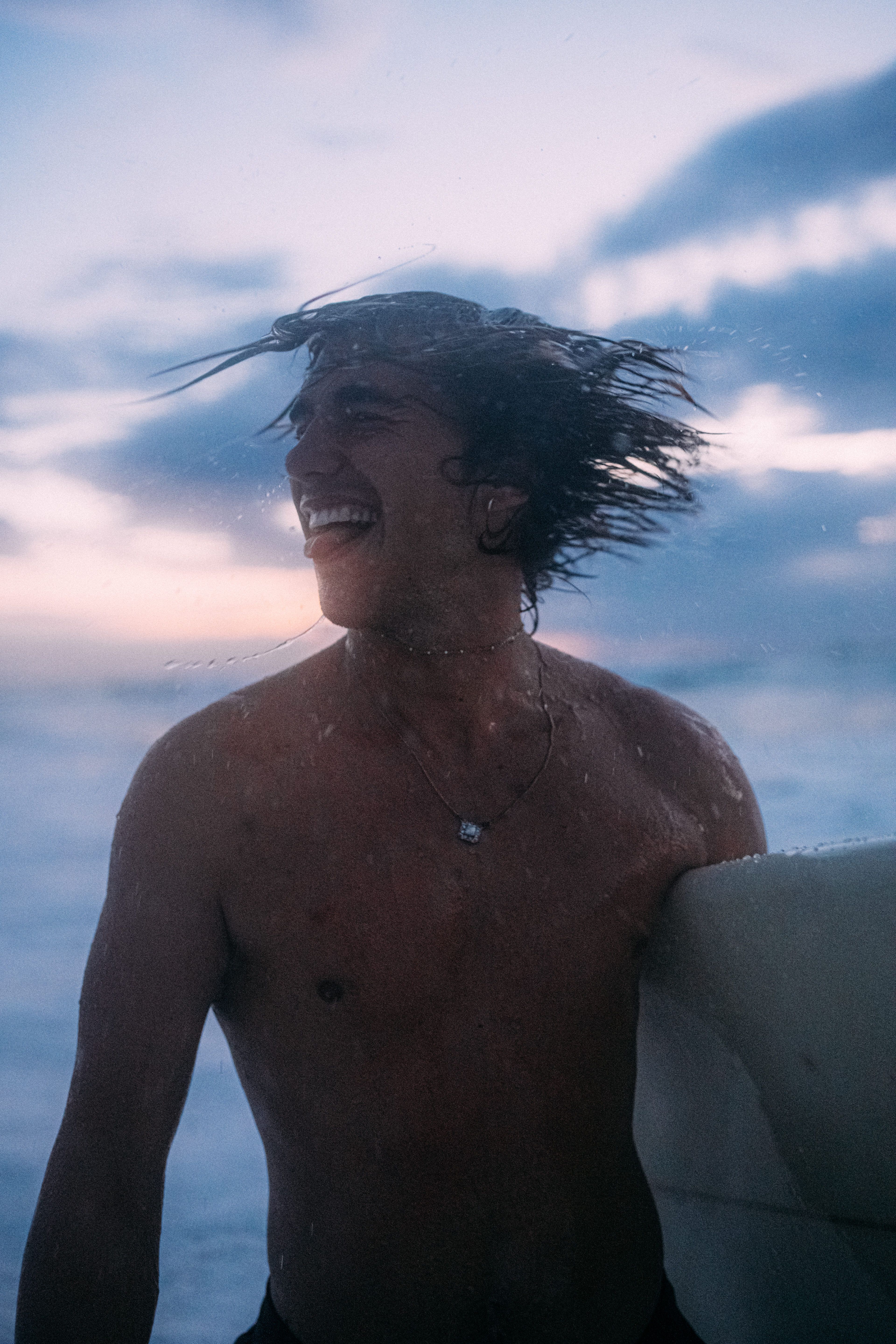 Faszinierende Abendstimmung: Ein einsamer Surfer genießt die Stille der Blauen Stunde