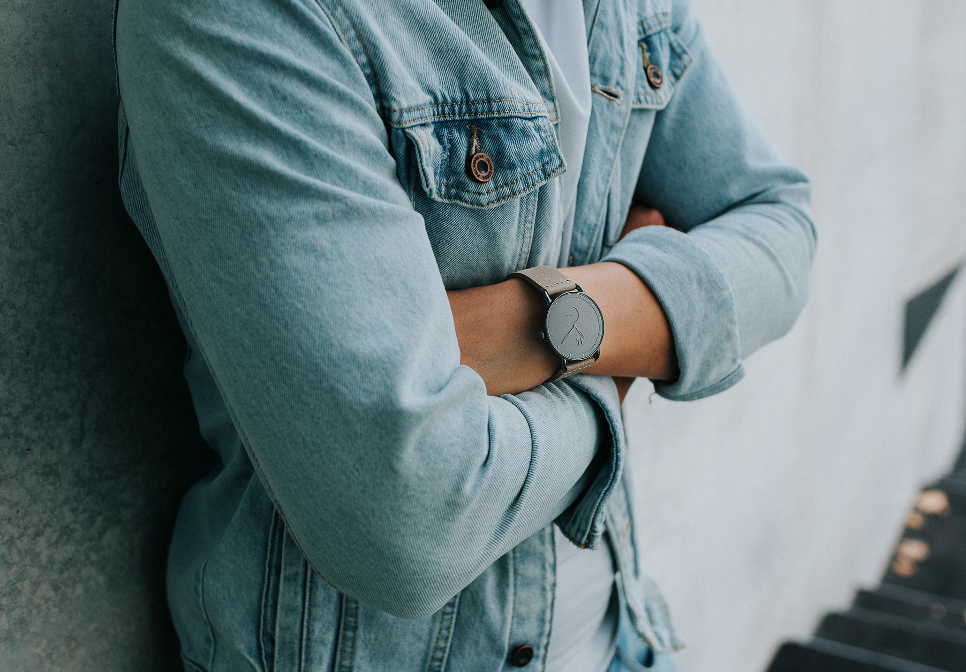 Stilvolle MVMT-Uhr am Handgelenk eines Trägers mit elegantem Zifferblatt und minimalistischem Design.