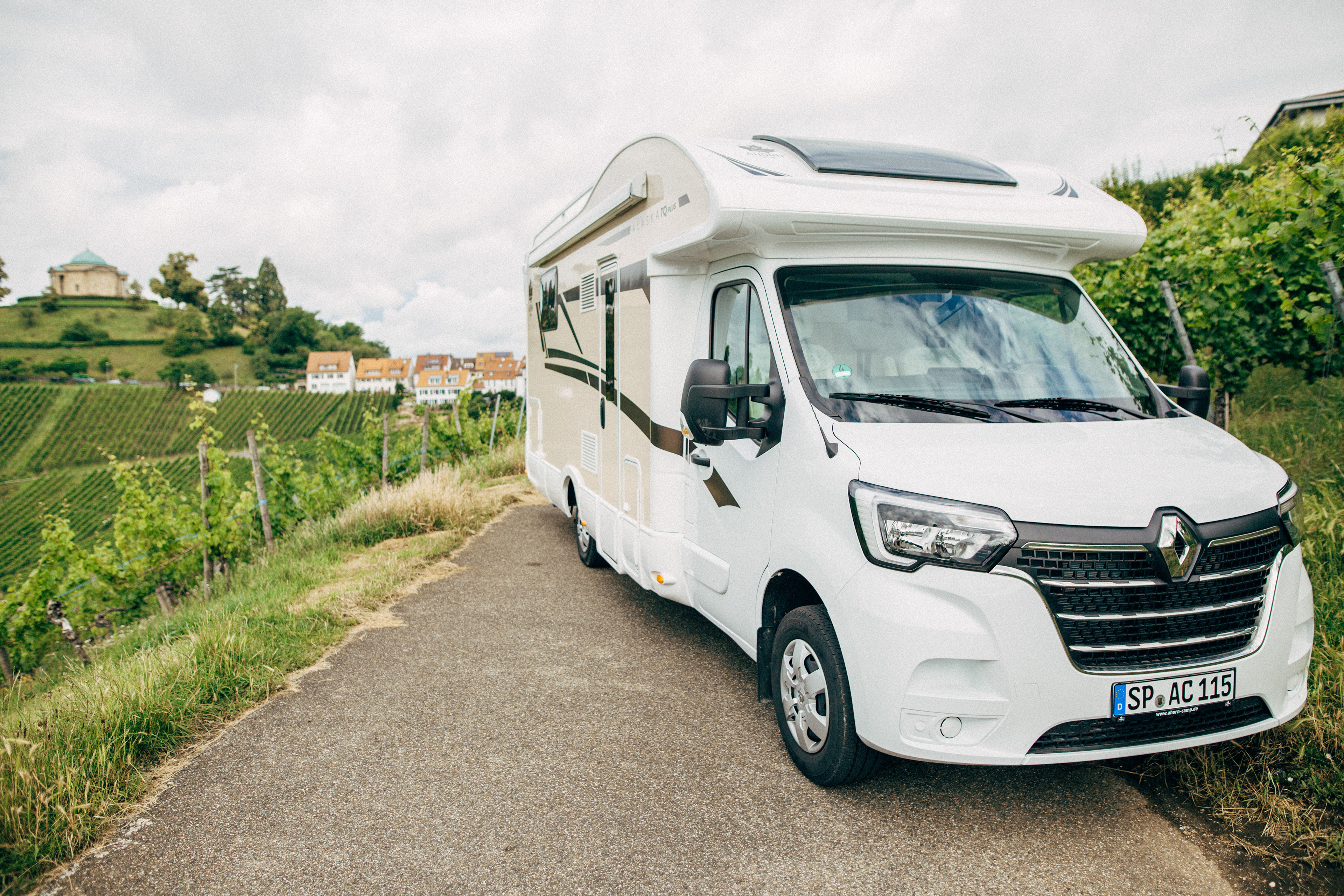 Ahorn Camp Wohnmobil steht idyllisch in den Weinbergen bei Stuttgart mit Blick auf die Reben.