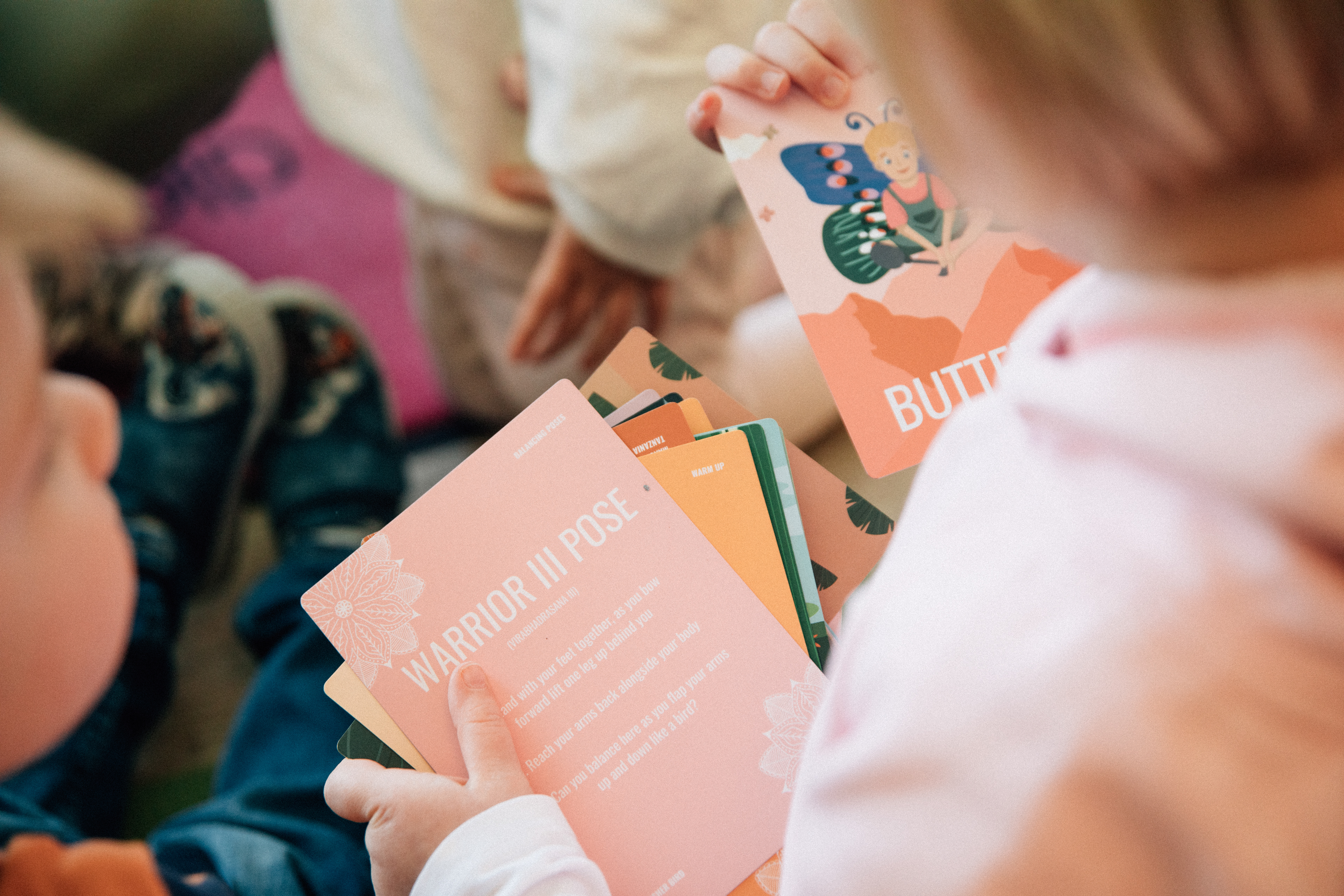 Kreative Spielzeit – Kinder malen und basteln mit Freude in der Kindervilla.