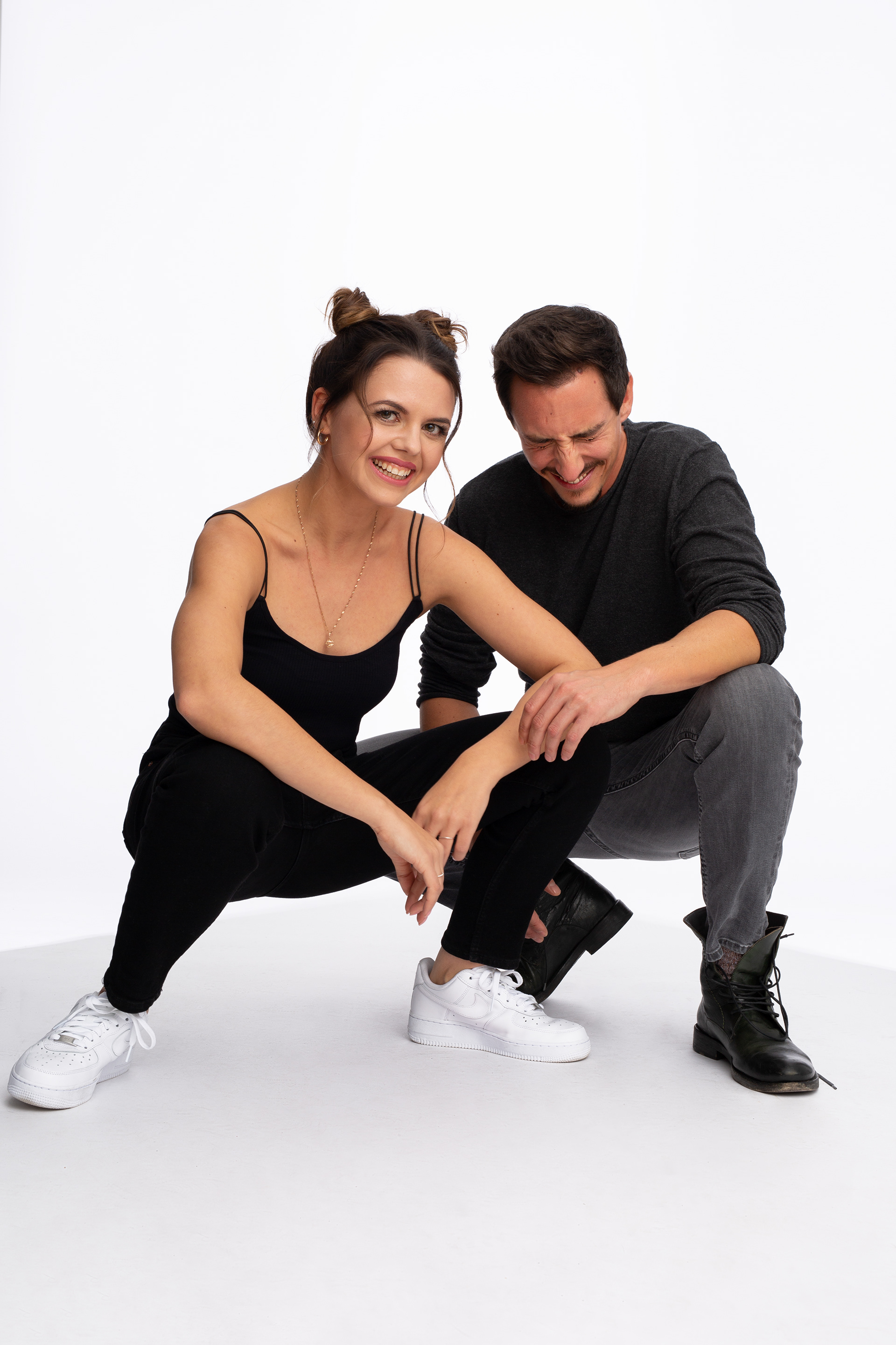 Moderatoren lachen herzlich in die Kamera – professionelles Studioshooting für bigFM.