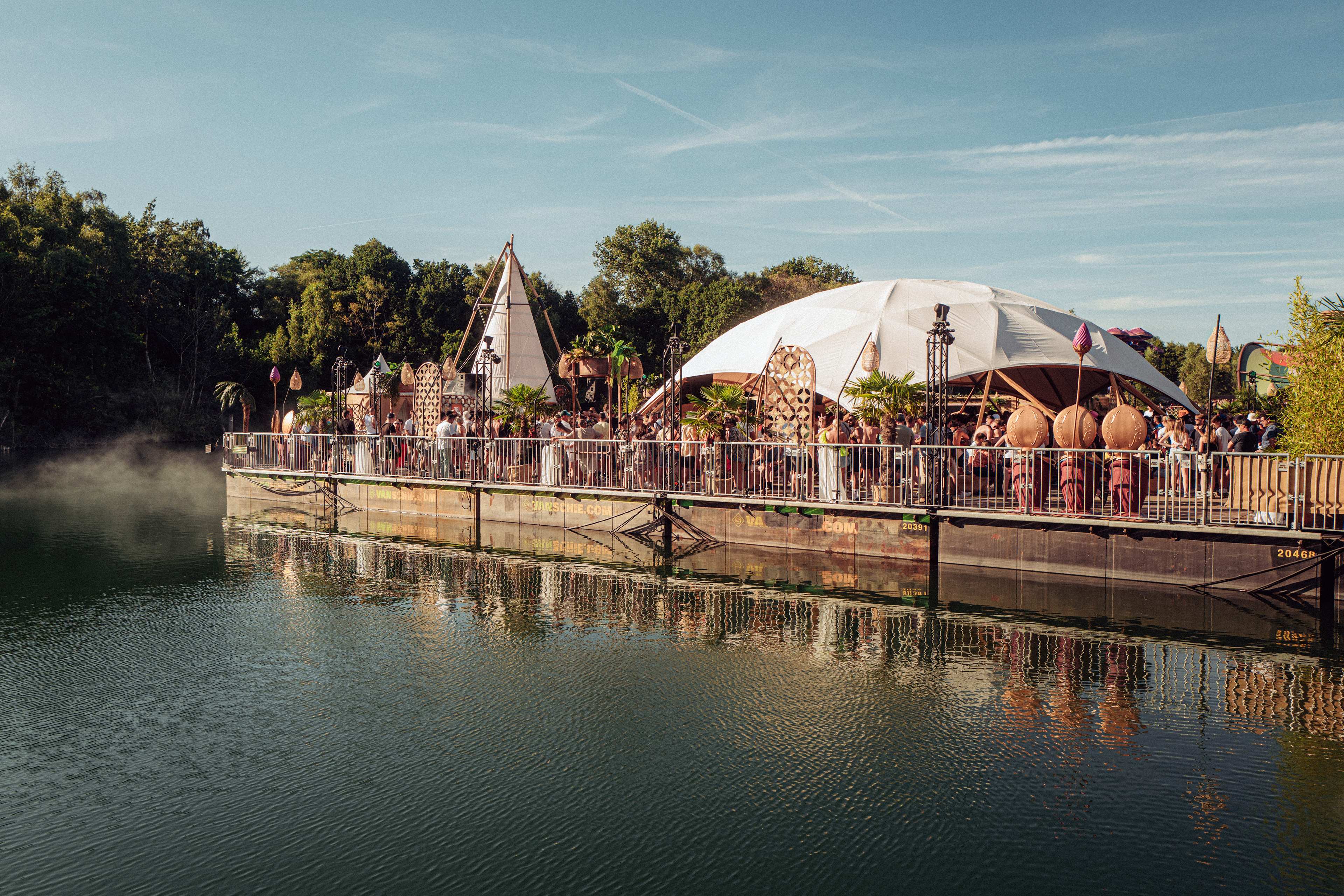 „Tomorrowland Bühne mit Sonnenstrahlen – spektakuläre Lichtspiele treffen auf mitreißende Musik.