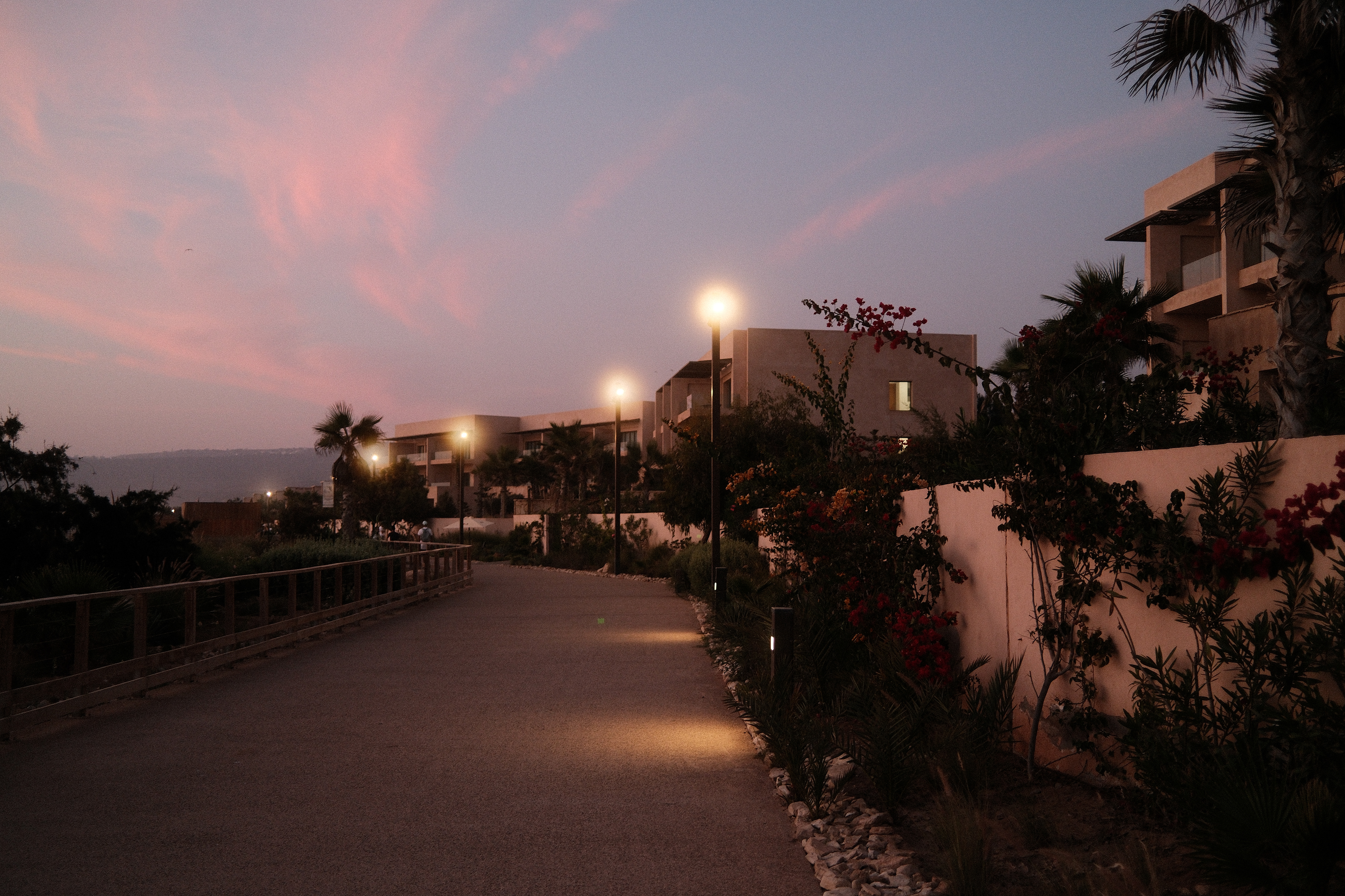 Beleuchtetes Hotelgebäude in der Abenddämmerung, luxuriöse Architektur in perfekter Atmosphäre.