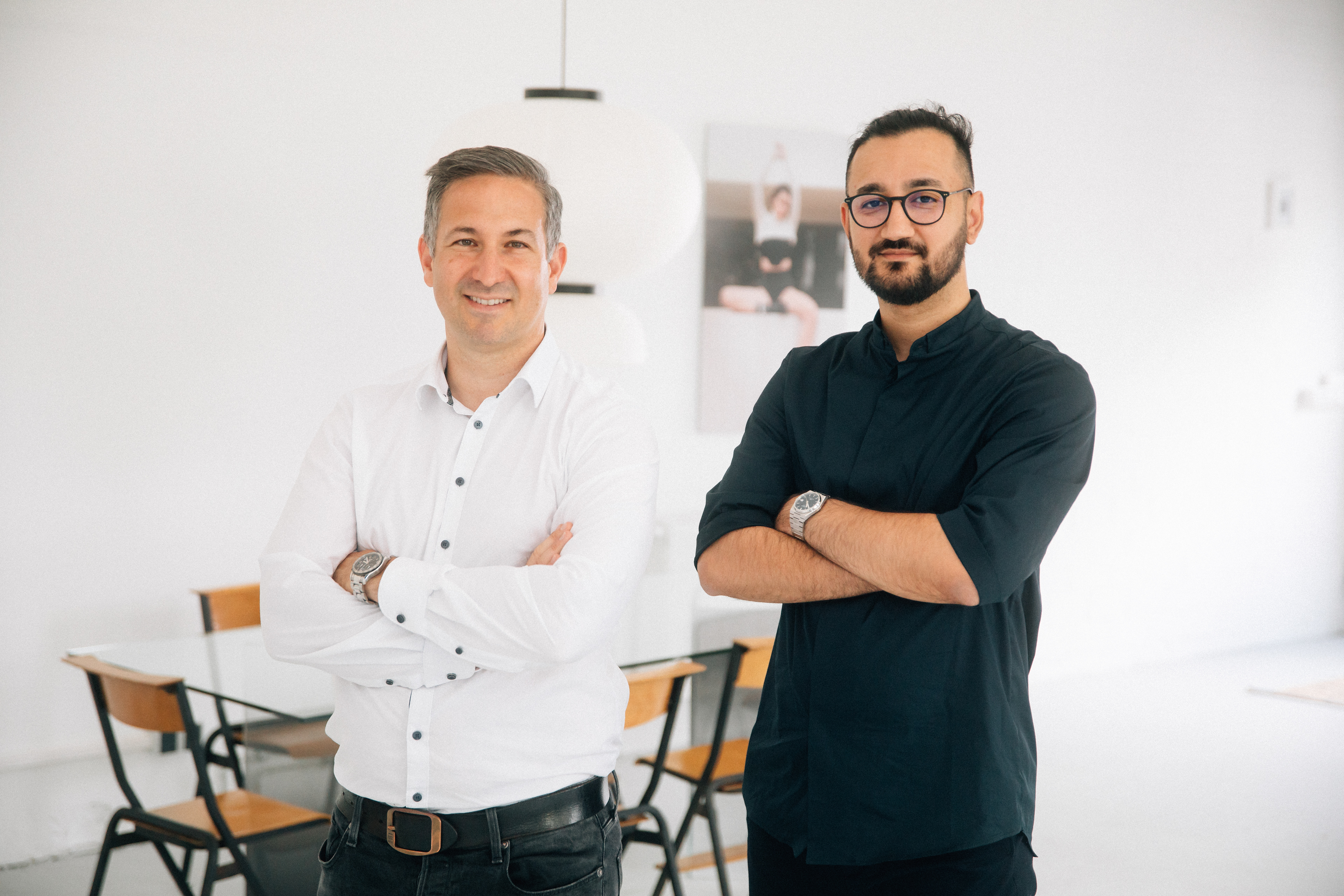 Team von Mitarbeitern in formeller Kleidung bei einer Besprechung im Konferenzraum.