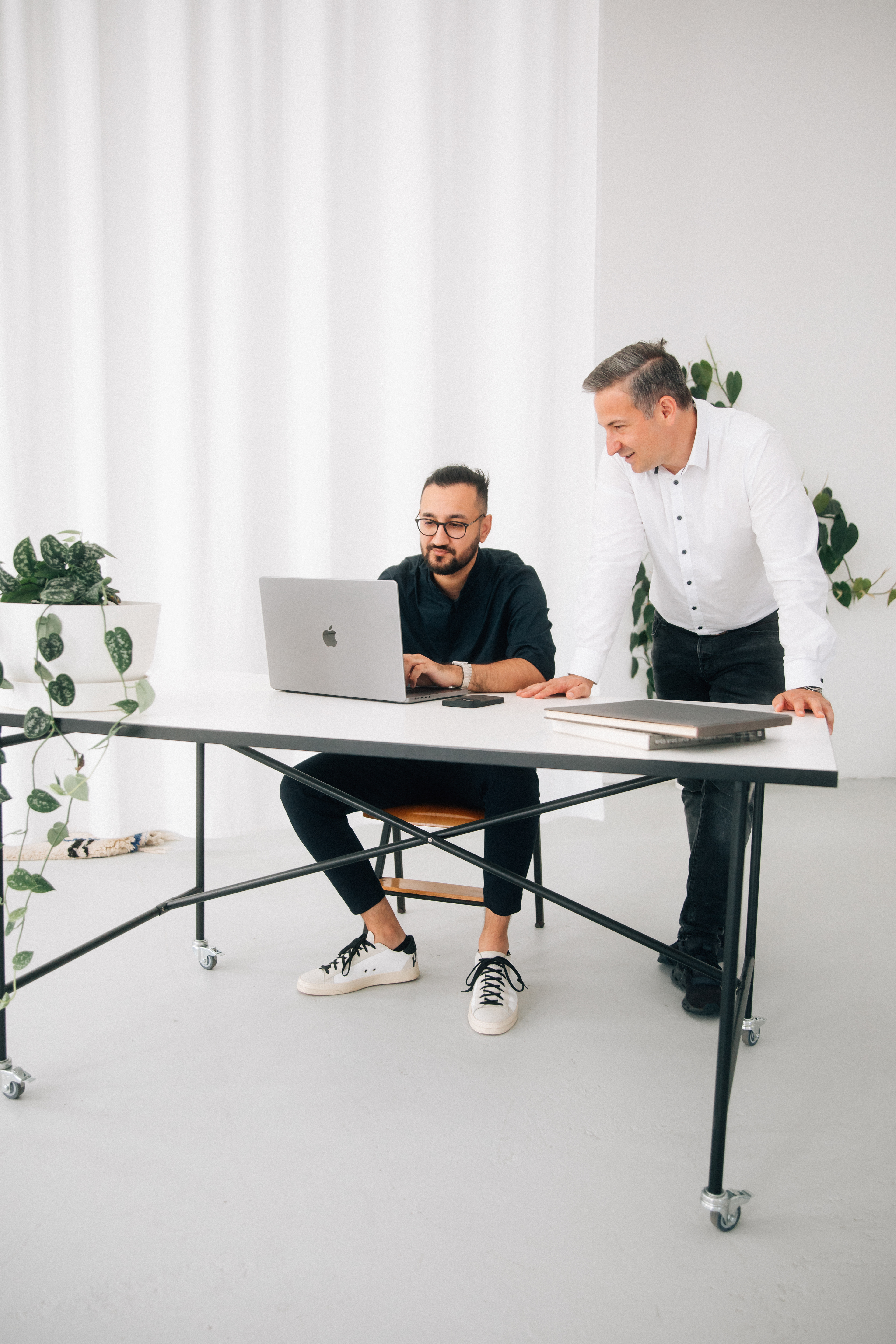 Kollegen tauschen sich in einem modernen Co-Working-Space aus.