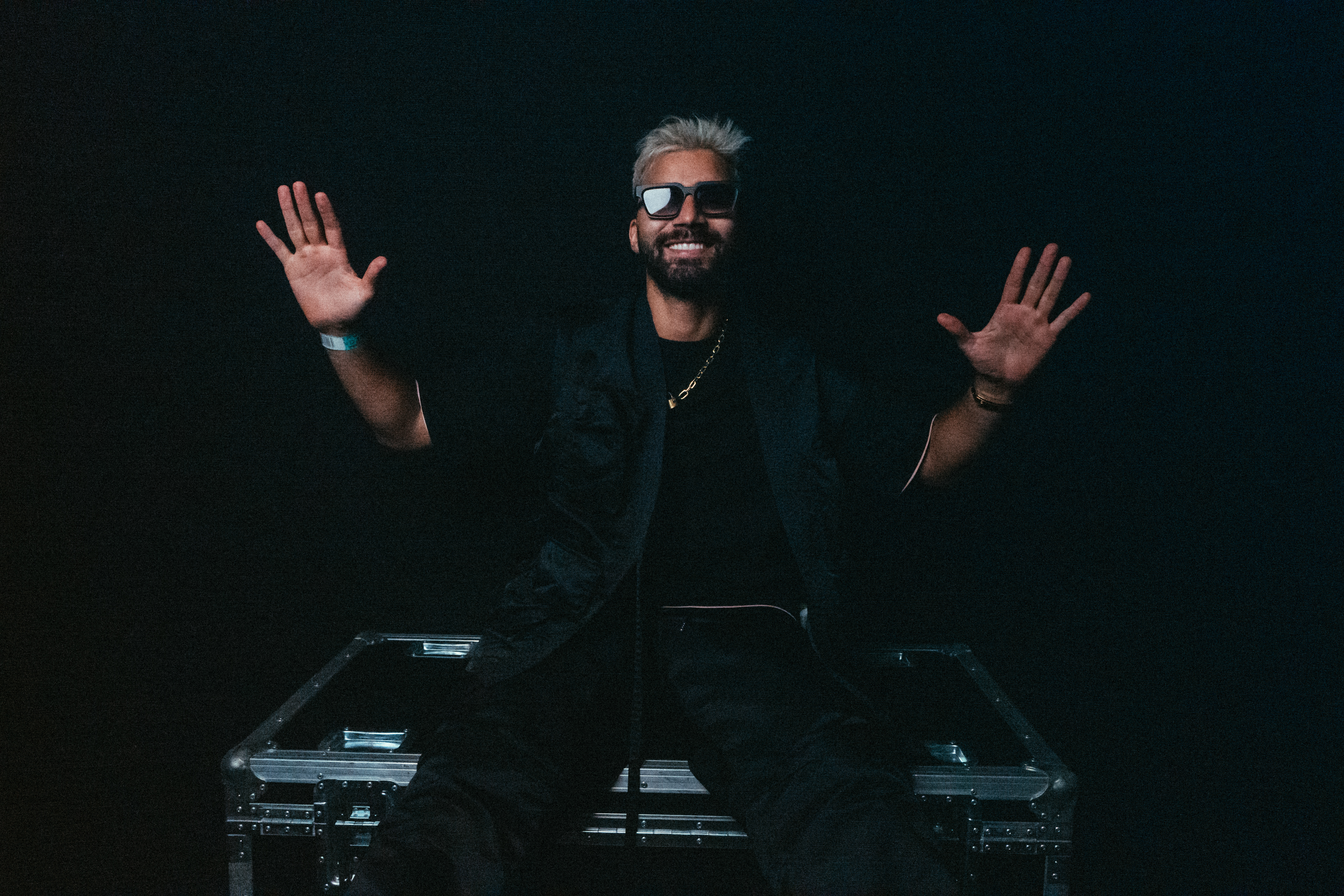 DJ R3HAB Backstage bei Tomorrowland – entspannter Moment vor seinem energiegeladenen Auftritt.
