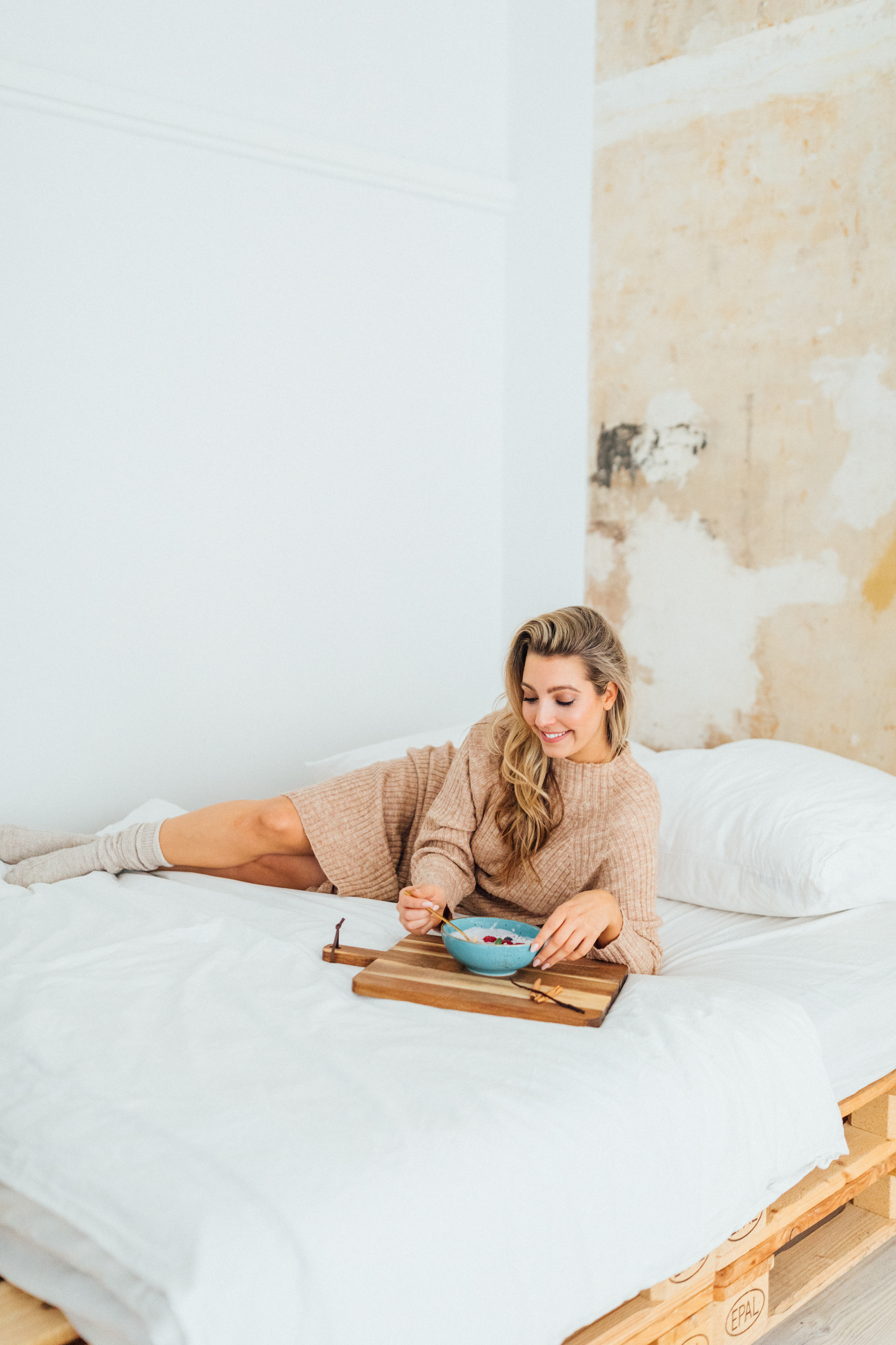 Perfekt inszenierter Almased-Drink mit dekorativen Zutaten – modernes Food-Styling.